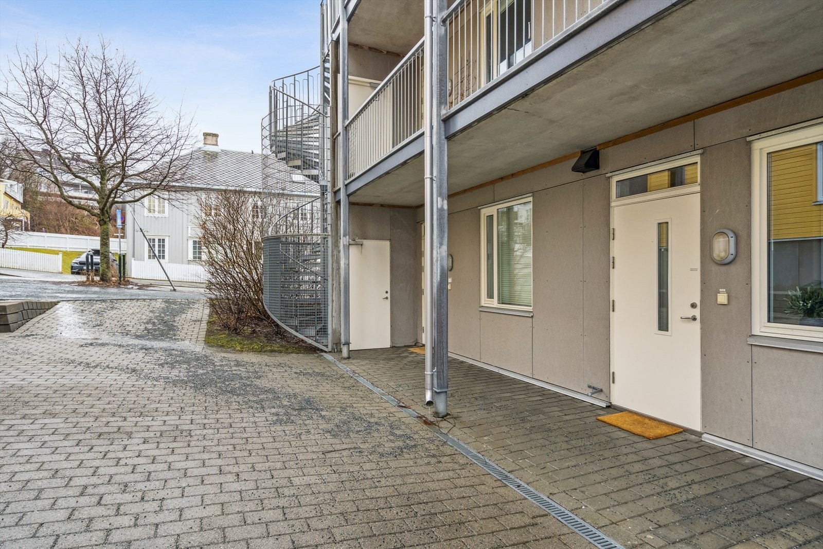 Fra leiligheten er det kun er en kort spasertur på ca. 10 minutter ned til Solsiden og 15 minutter til Trondheim sentrum. Det er også flere dagligvarebutikker i umiddelbar nærhet, hvor Rema 1000 er nærmeste. Galleribilde