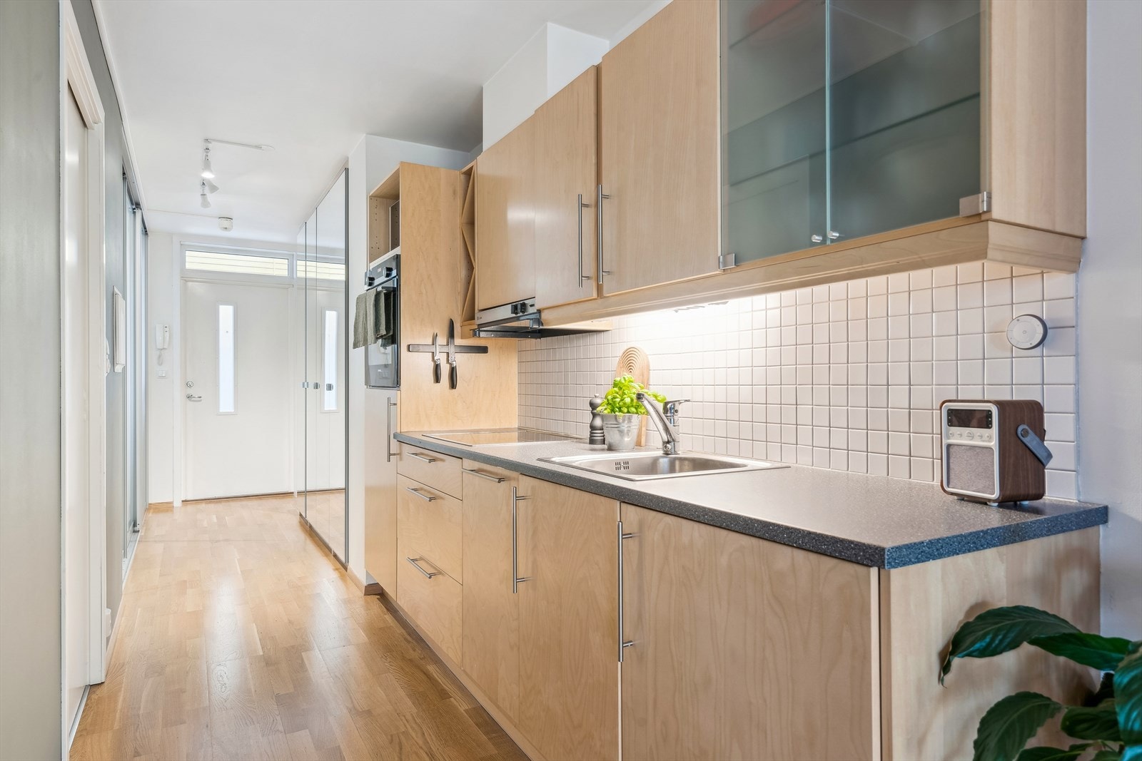 Kjøkkenet har integrert kjøleskap, fryser, oppvaskmaskin, platetopp og stekeovn som medfølger handelen. Galleribilde