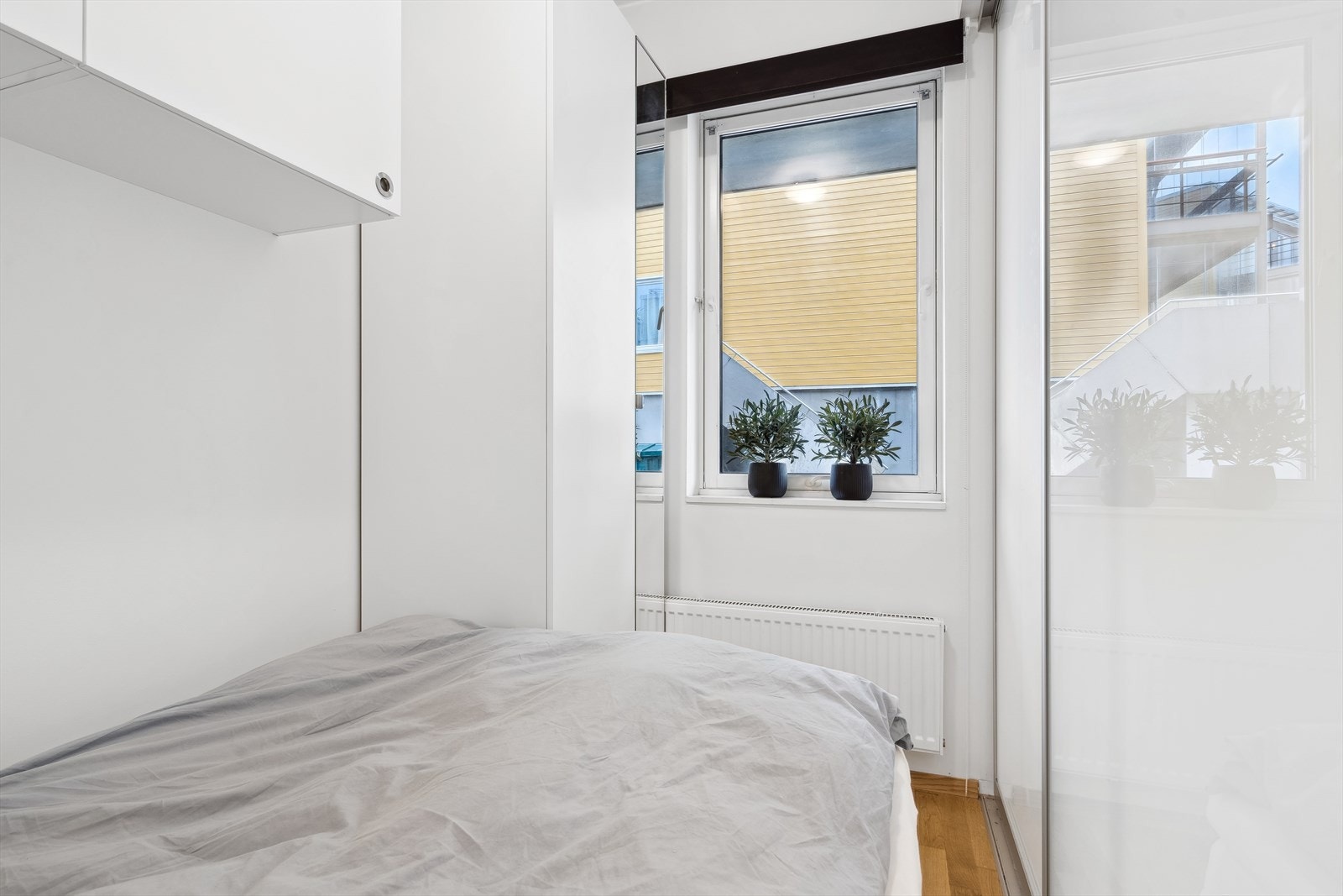 Soverommet ligger vendt ut mot rolig bakgård. Galleribilde