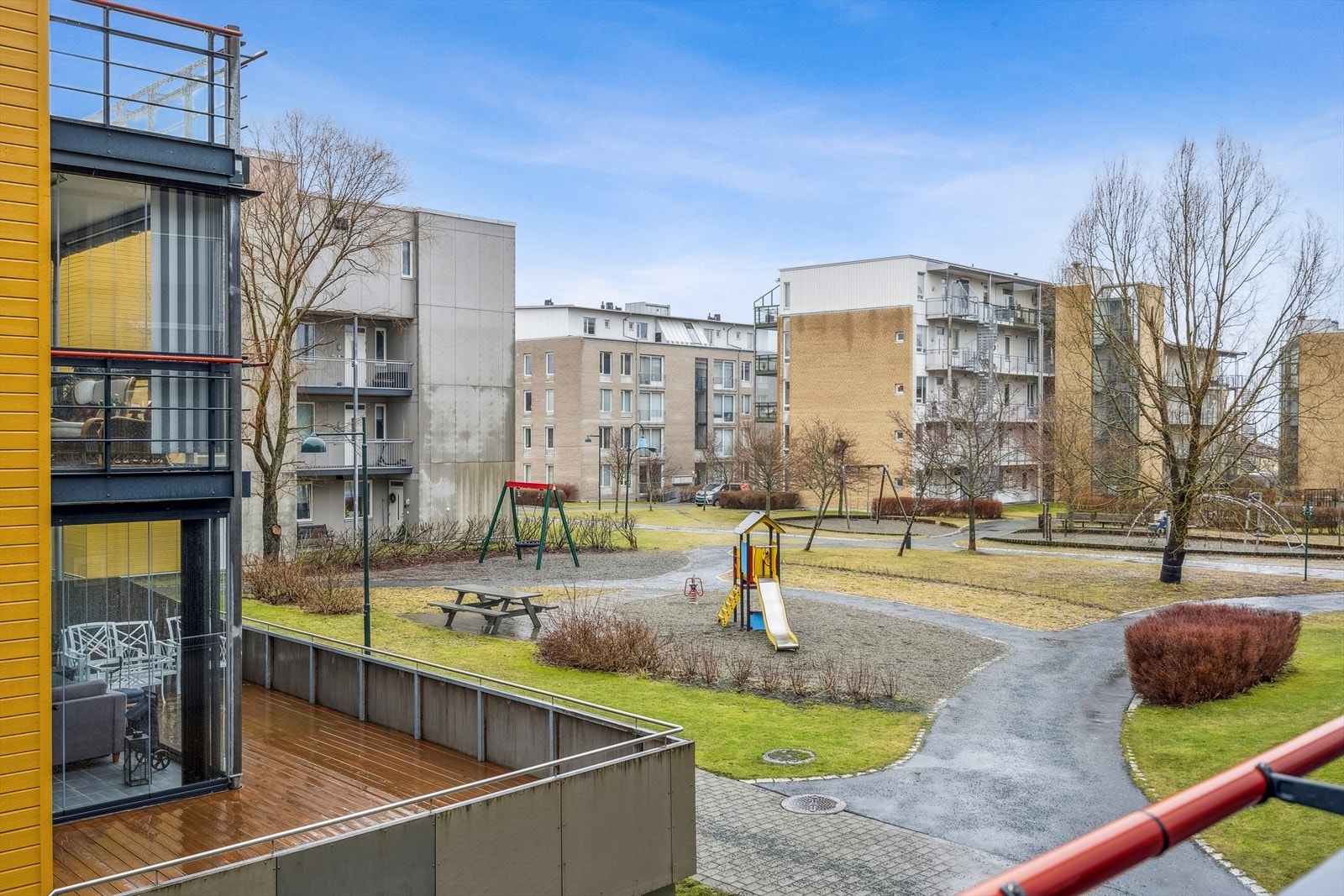 Leiligheten ligger i det populære prosjektet Rosenborg Park. Her bor du i et rolig område med flotte parkområder, og svært lite innsyn til leiligheten. Galleribilde