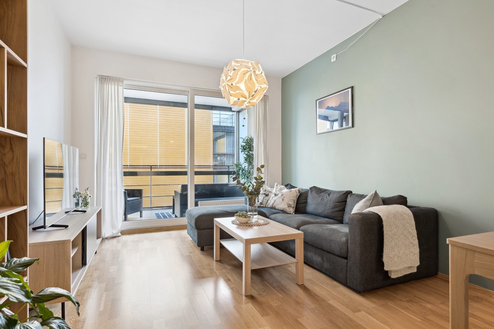 Leiligheten er på 35m² og sto ferdig i 2006 og byr på moderne kvaliteter som heis i bygget, fjernvarme og balansert ventilasjon Galleribilde