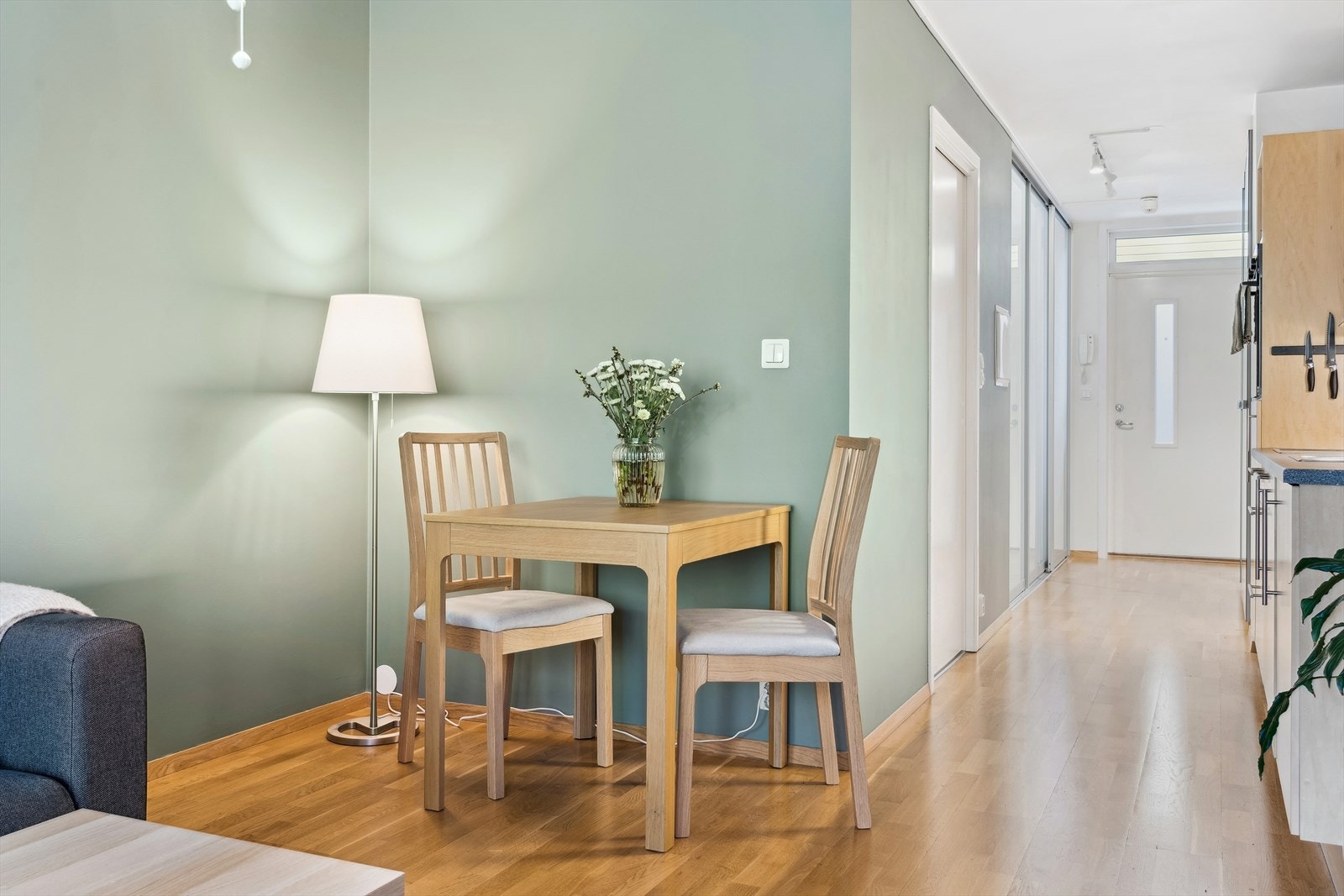 Det medfølger egen bod i kjeller på 5m² med enkel adkomst ved heis. Galleribilde