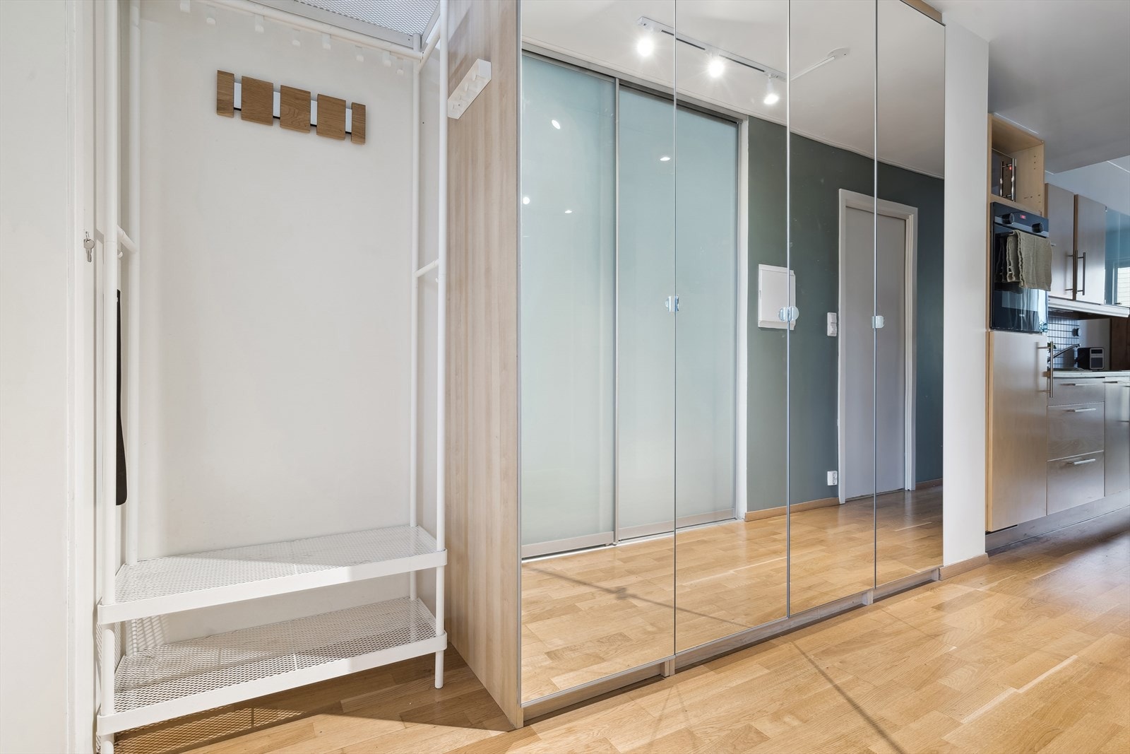 I entreen er det god lagringsplass i garderobeskap, som medfølger handelen. Galleribilde