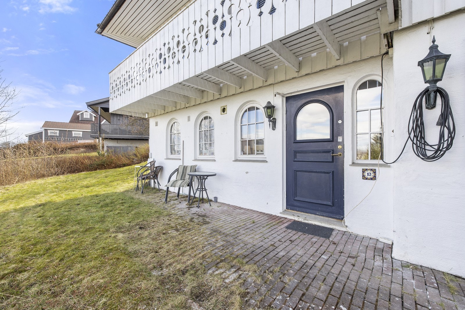 Sjarmerende inngangsparti med brosteinsbelagt sti. Galleribilde