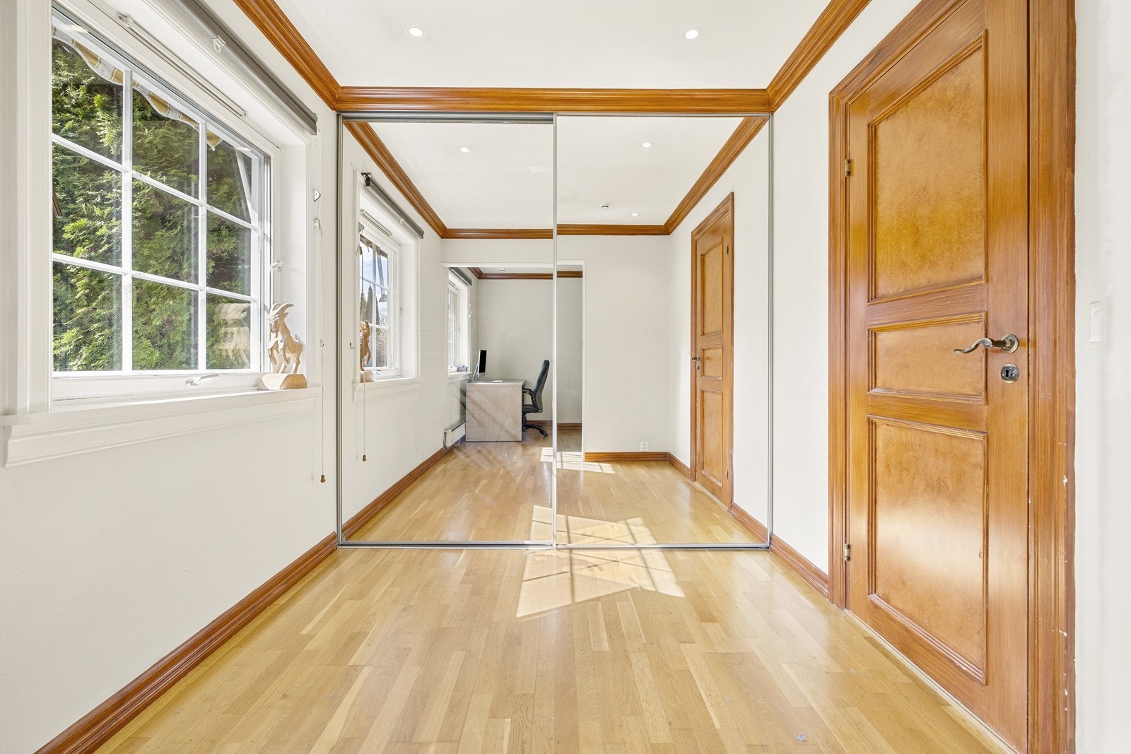 Dette soverommet har tidligere vært delt i to og er i dag et stort soverom med naturlig L-form. Det er mulighet for å innrede både soveavdeling og kontor/garderobe. Galleribilde