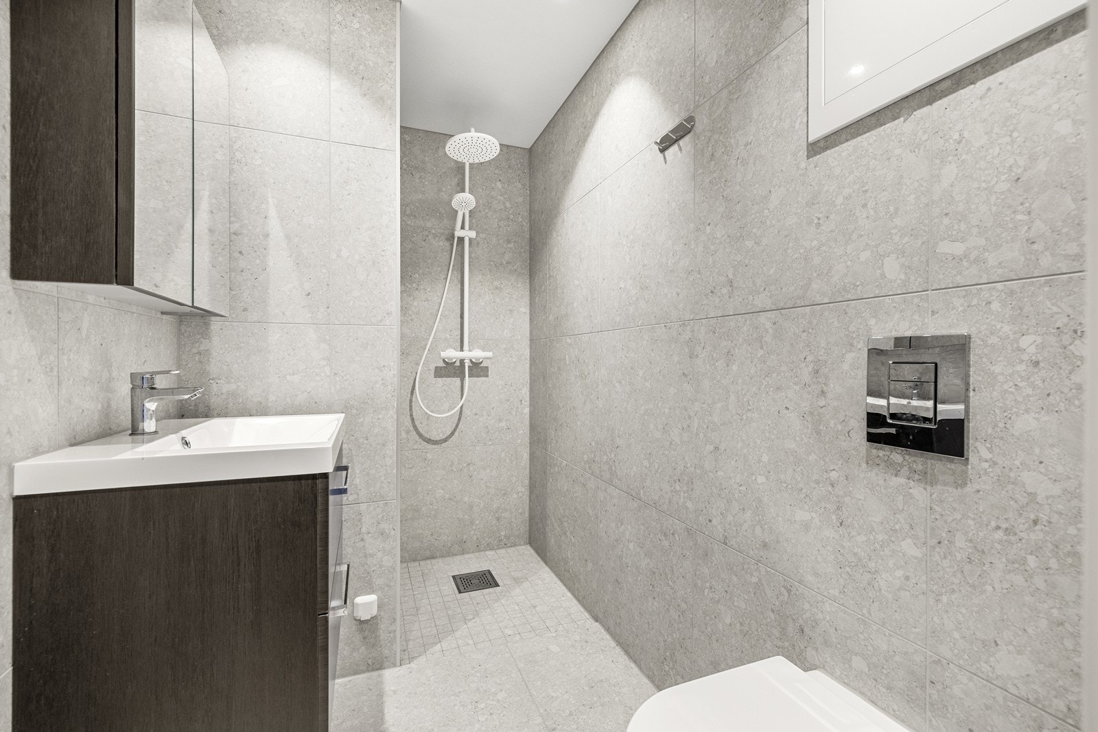 Elegant bad med dusj og moderne innredning. Galleribilde