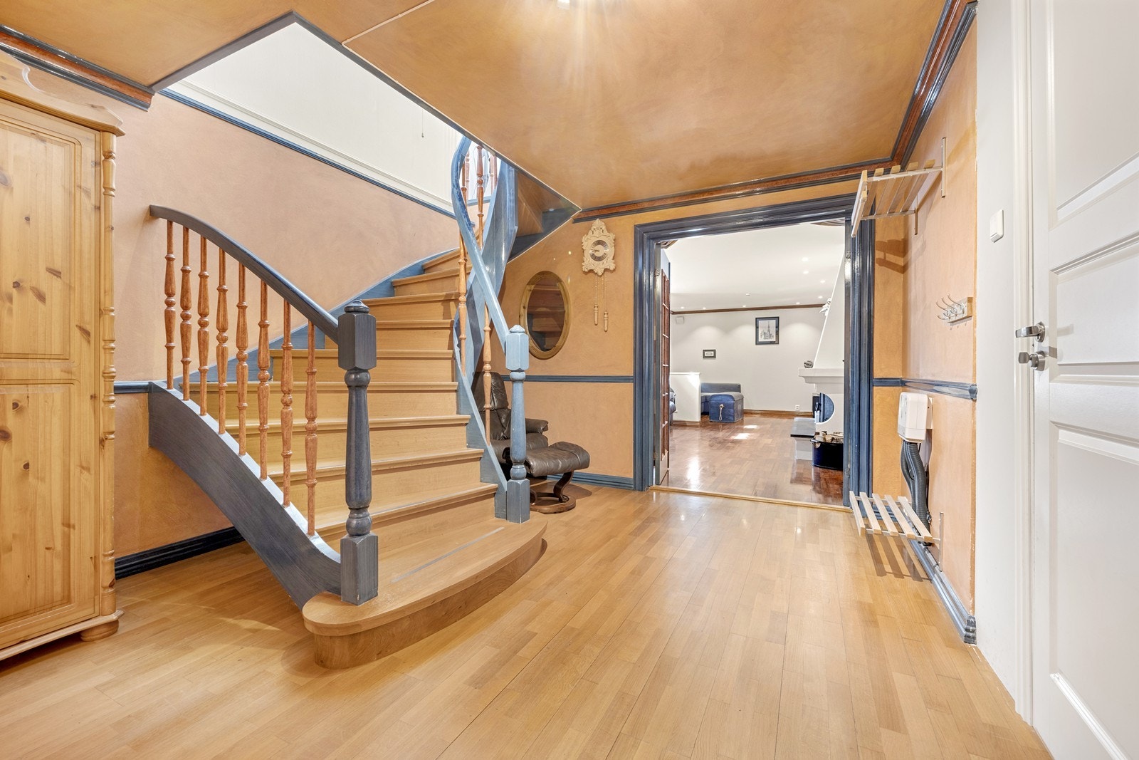 Romslig gang med innvendig trapp. Galleribilde