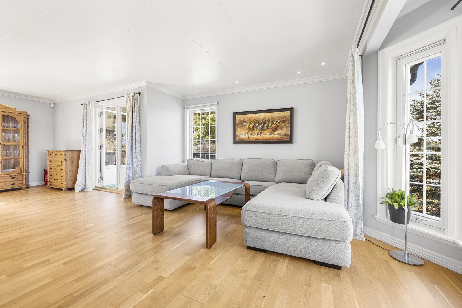 Lys stue med direkte tilgang til terrasse. Galleribilde