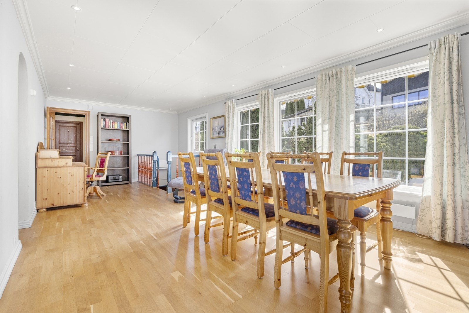 Stor spisestue med plass til flere gjester. Galleribilde