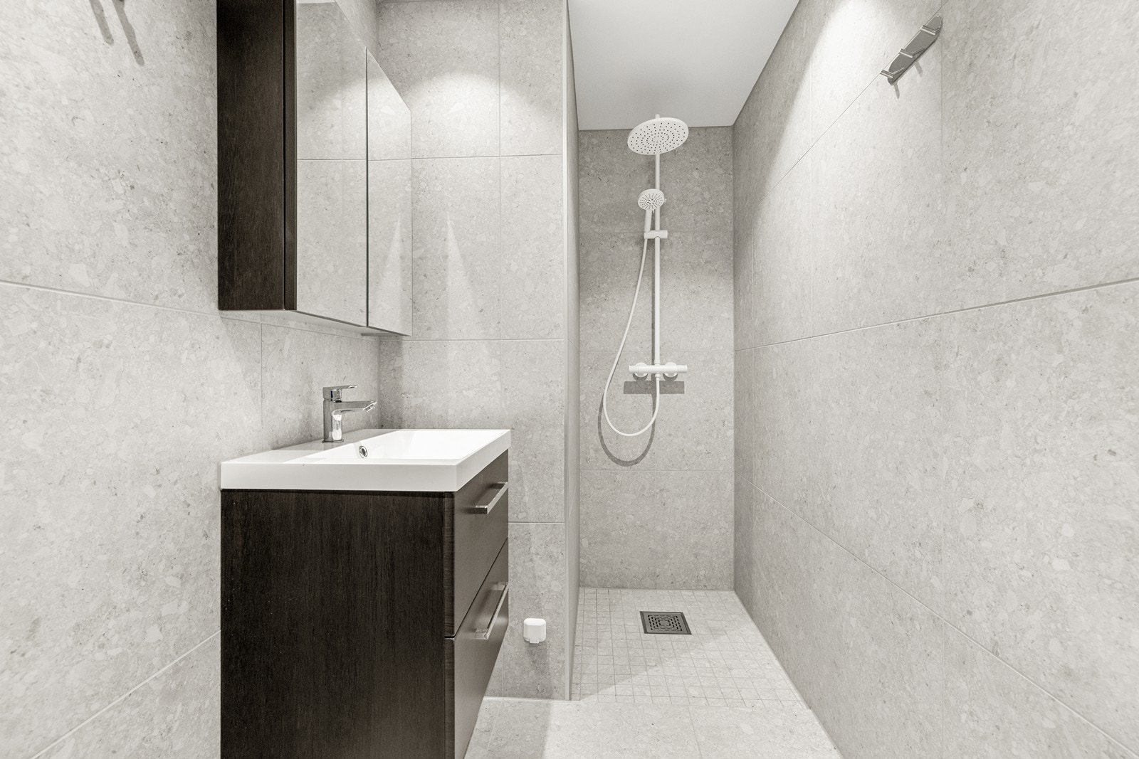 Stilrent bad fra 2025 med dusjhjørne. Galleribilde