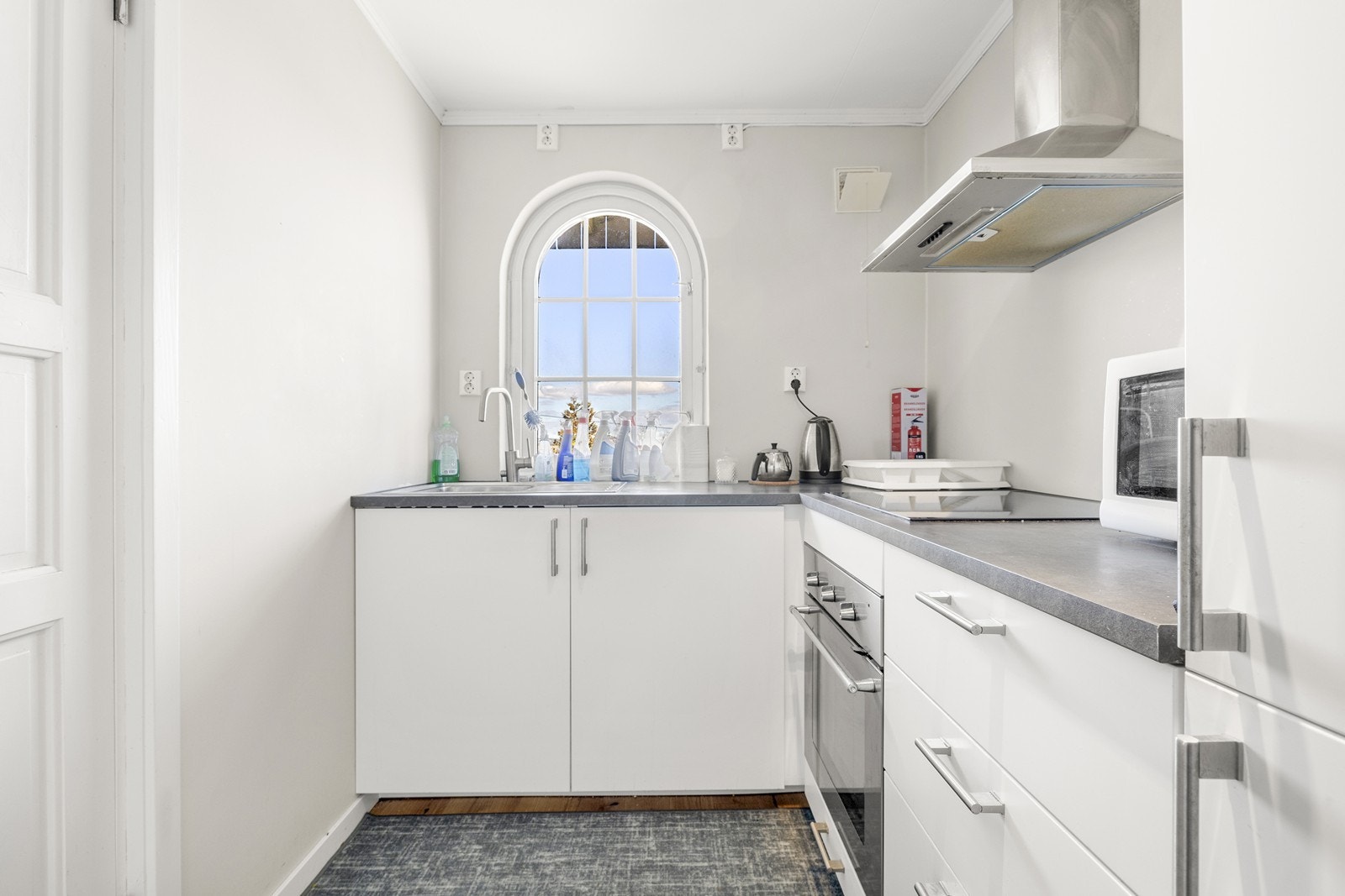 Kompakt kjøkken med god arbeidsplass. Galleribilde