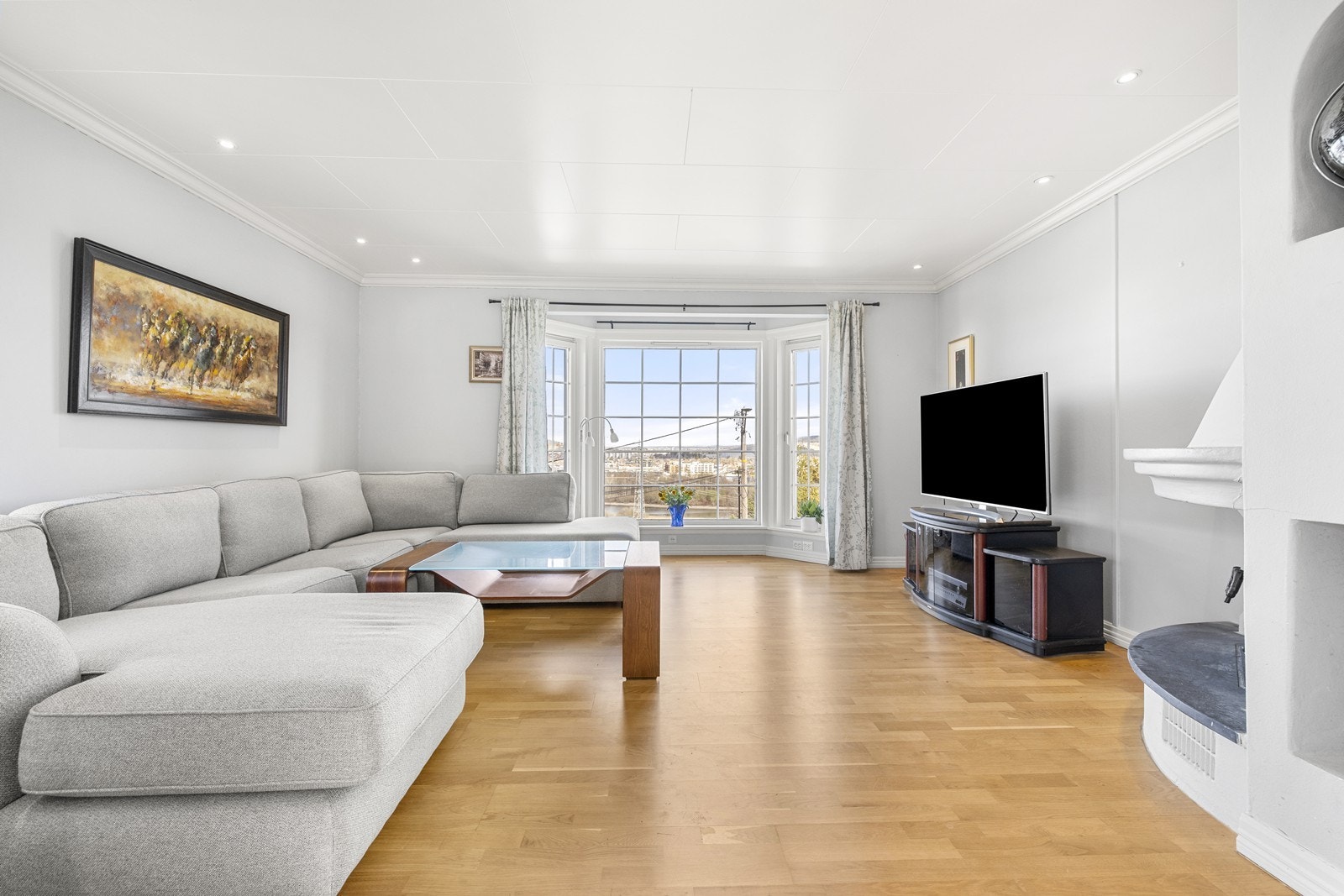 Romslig stue med stilfull innredning. Galleribilde