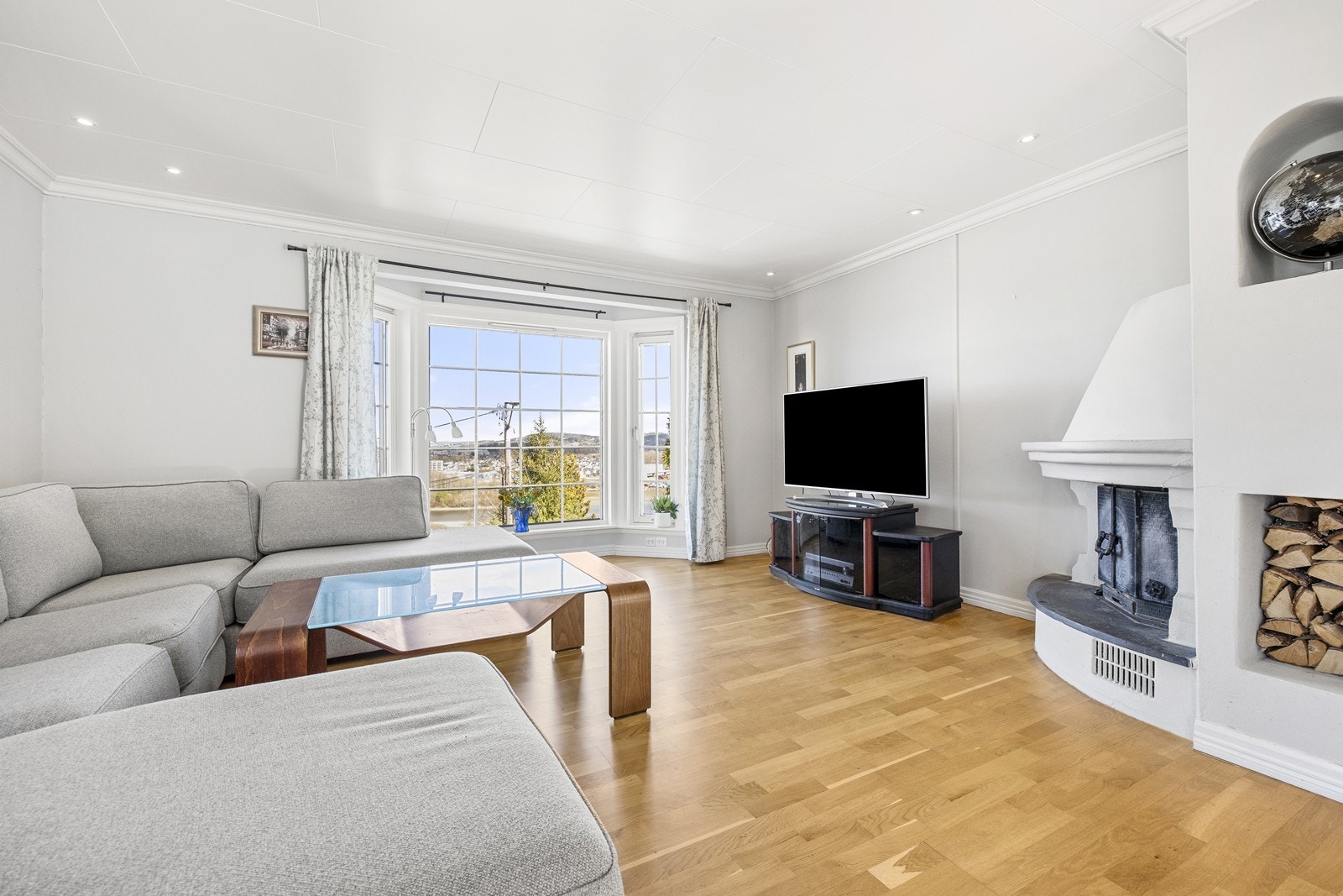 Stue med peisinnsats og komfortabel sittegruppe. Galleribilde