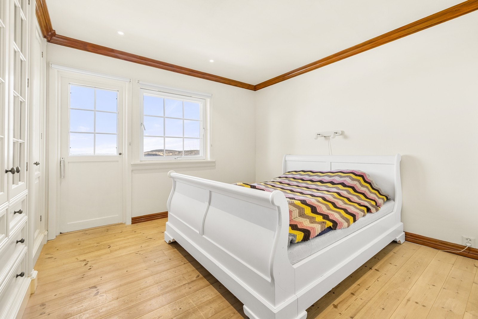 Lyst og romslig hovedsoverom med muligheter til å innrede etter eget ønske. Galleribilde