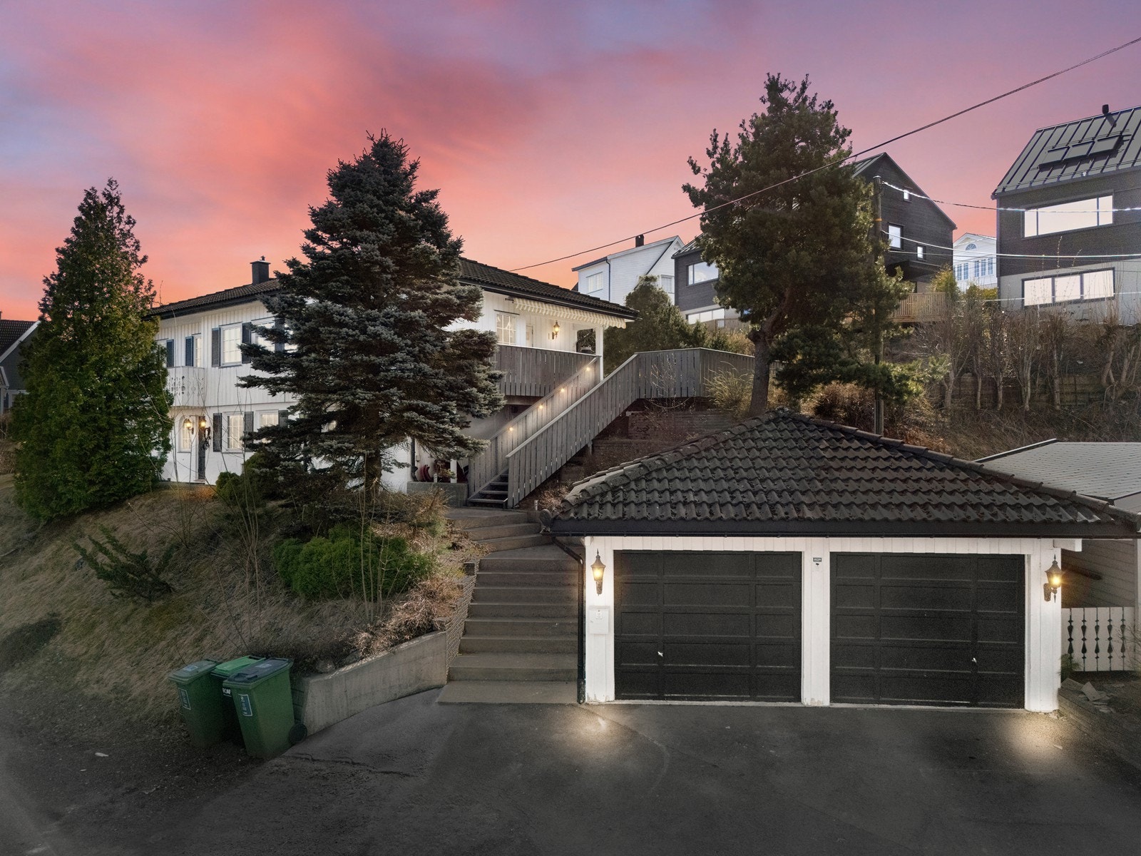 Stor innholdsrik enebolig med dobbelt garasje og koselig terrasse. Galleribilde