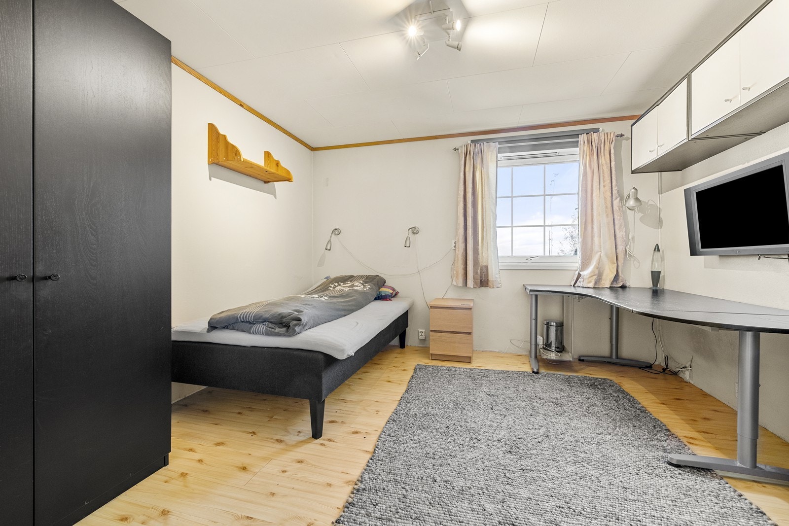 Stort innredet rom som brukes som soverom i dag (ikke godkjent til varig opphold). God plass til diverse møblement. Galleribilde