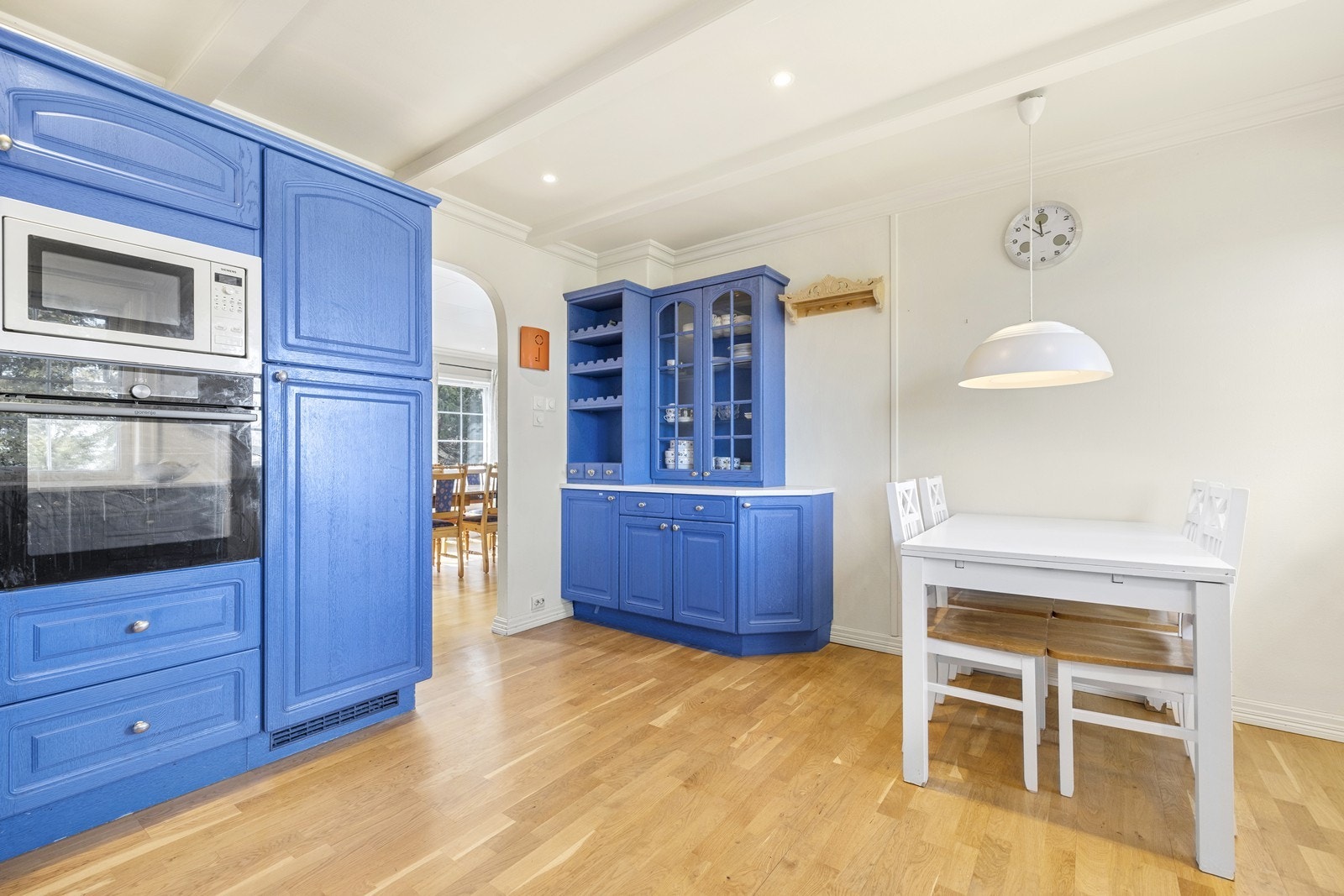 Kjøkken med integrerte hvitevarer som komfyr, kjøleskap og mikro medfølger. Oppvaskmaskinen er frittstående og følger salget. Galleribilde