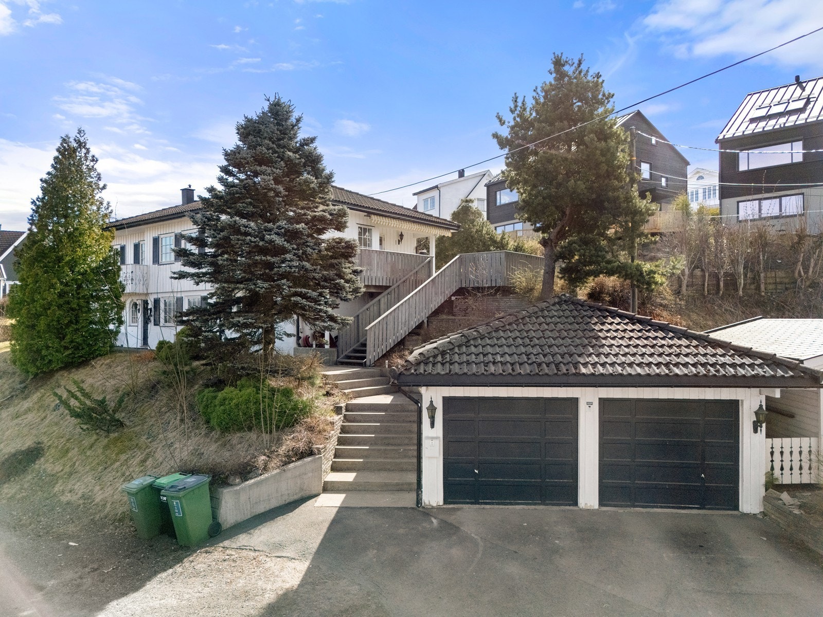 Eiendom med dobbel garasje på 31 m2 og gode parkeringsmuligheter. Galleribilde