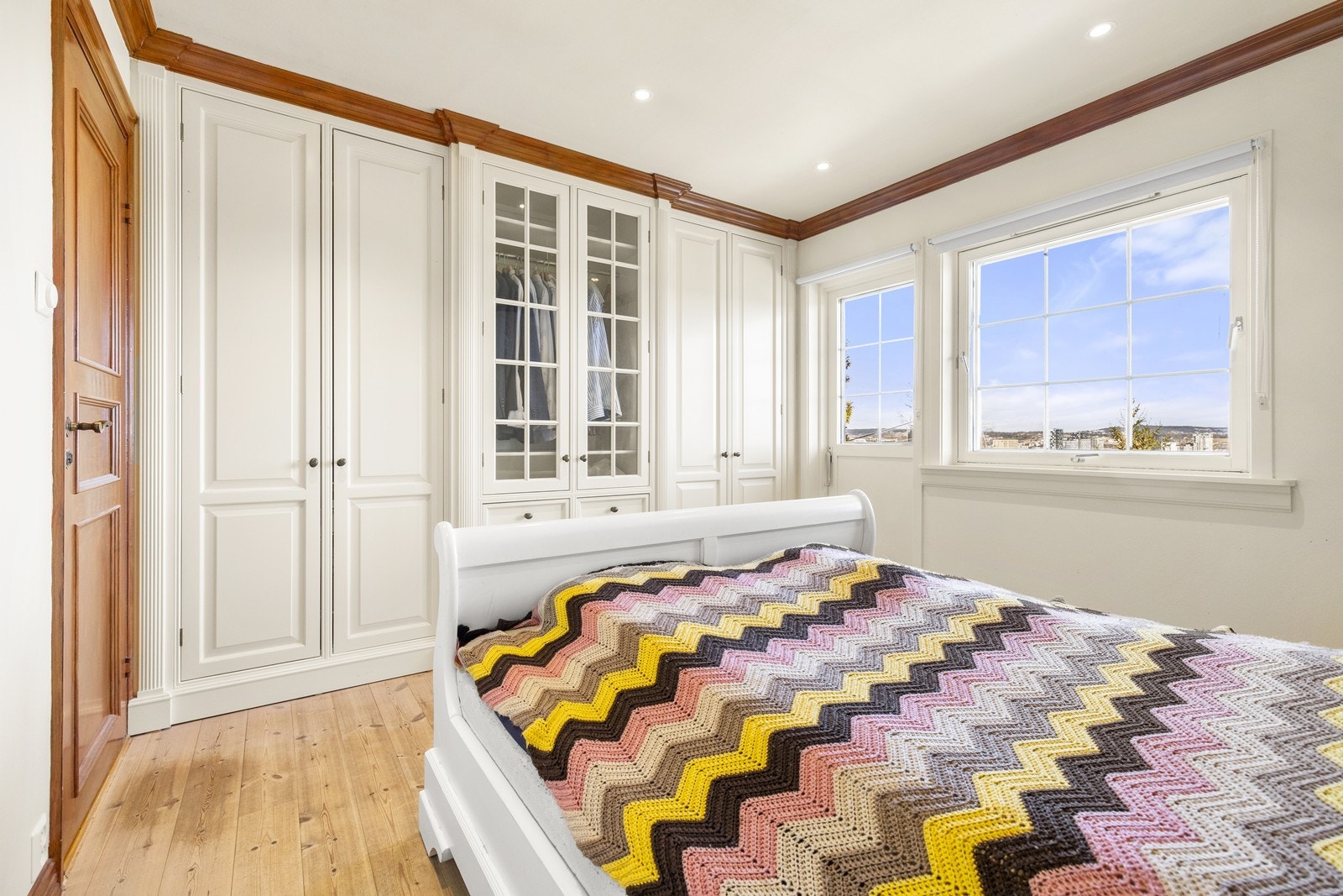 Her er det et stort og praktisk garderobeskap. Galleribilde