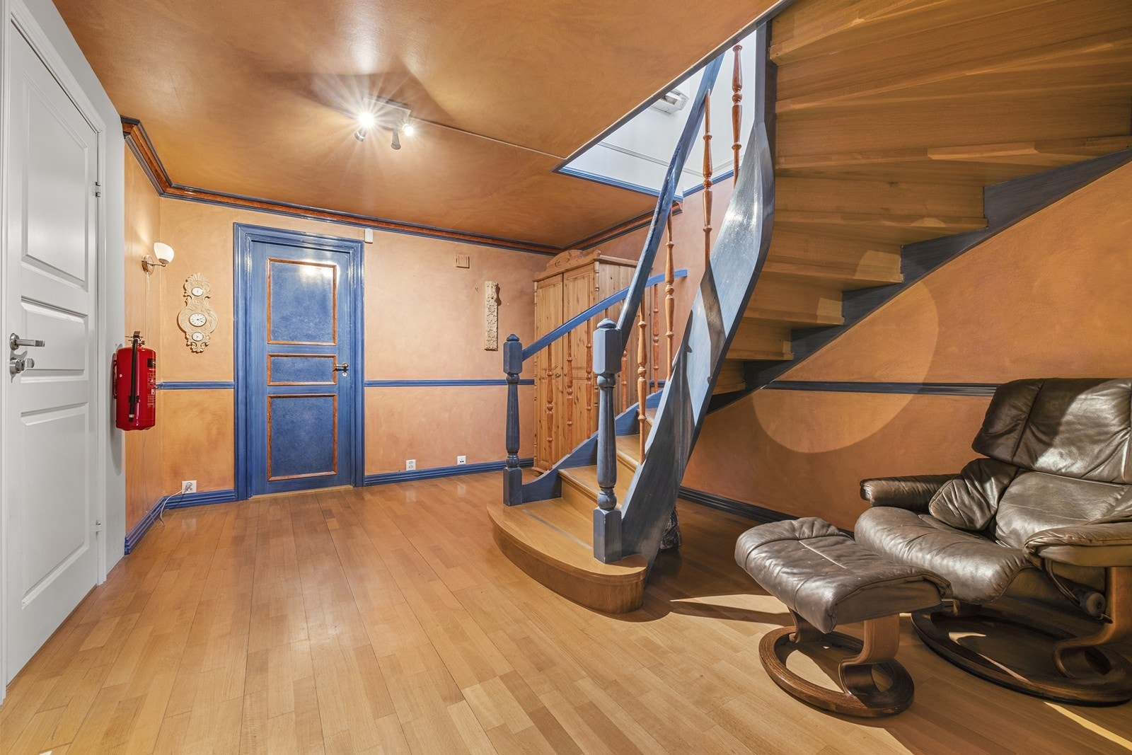 Innbydende entré med stilfull trapp. Galleribilde