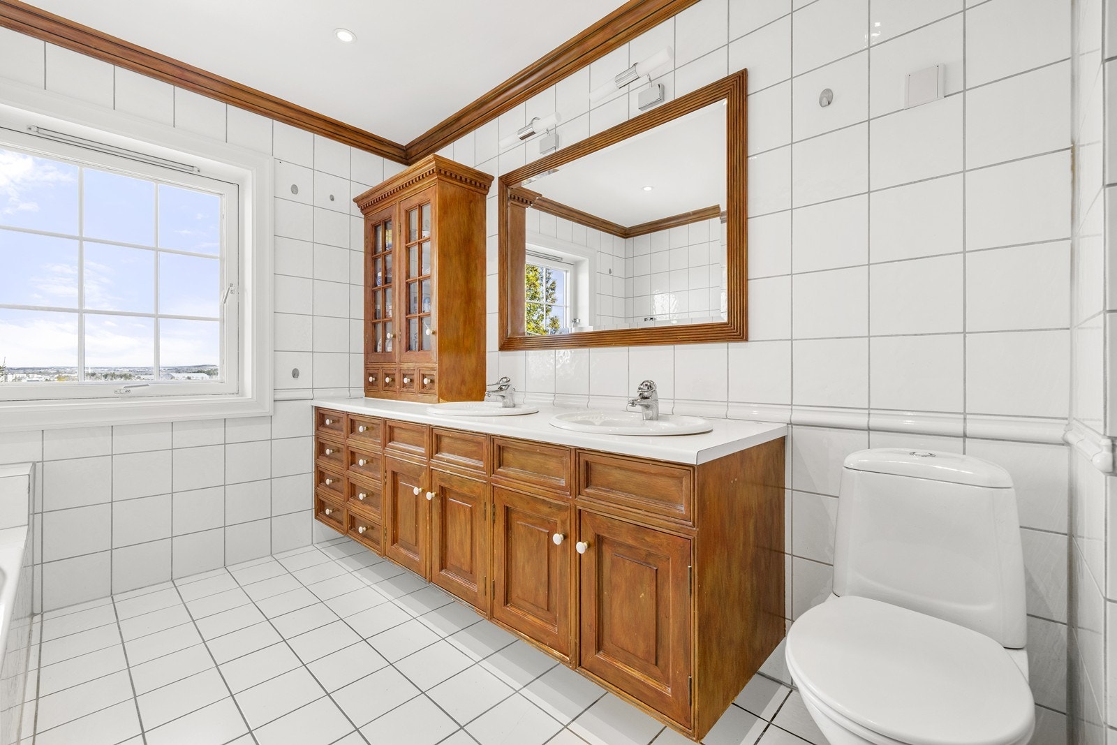 Innredningen består av underskap/overskap, servant, speil og stikkontakt. Galleribilde