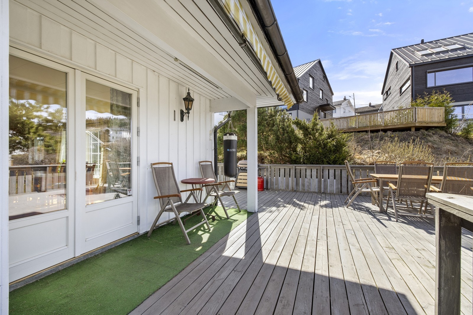 Terrasse med markise for de varme dagene. Galleribilde