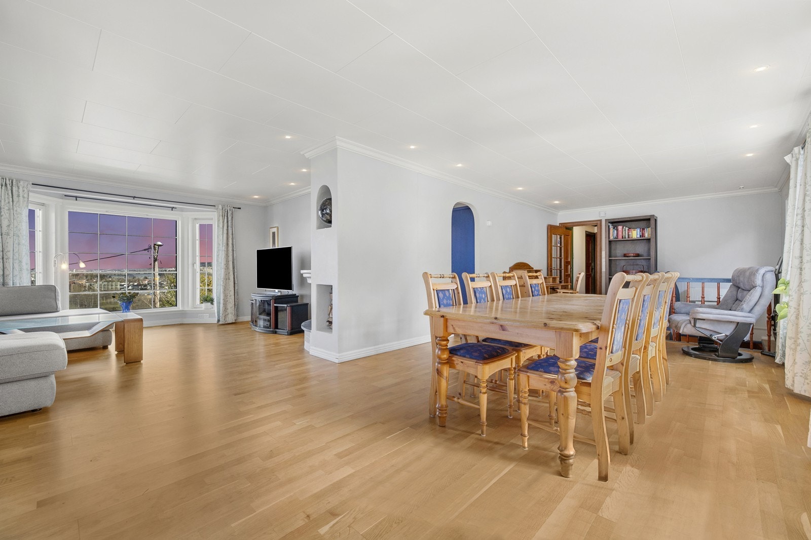 Lyst oppholdsrom med plass til både avslapning og måltider. Galleribilde