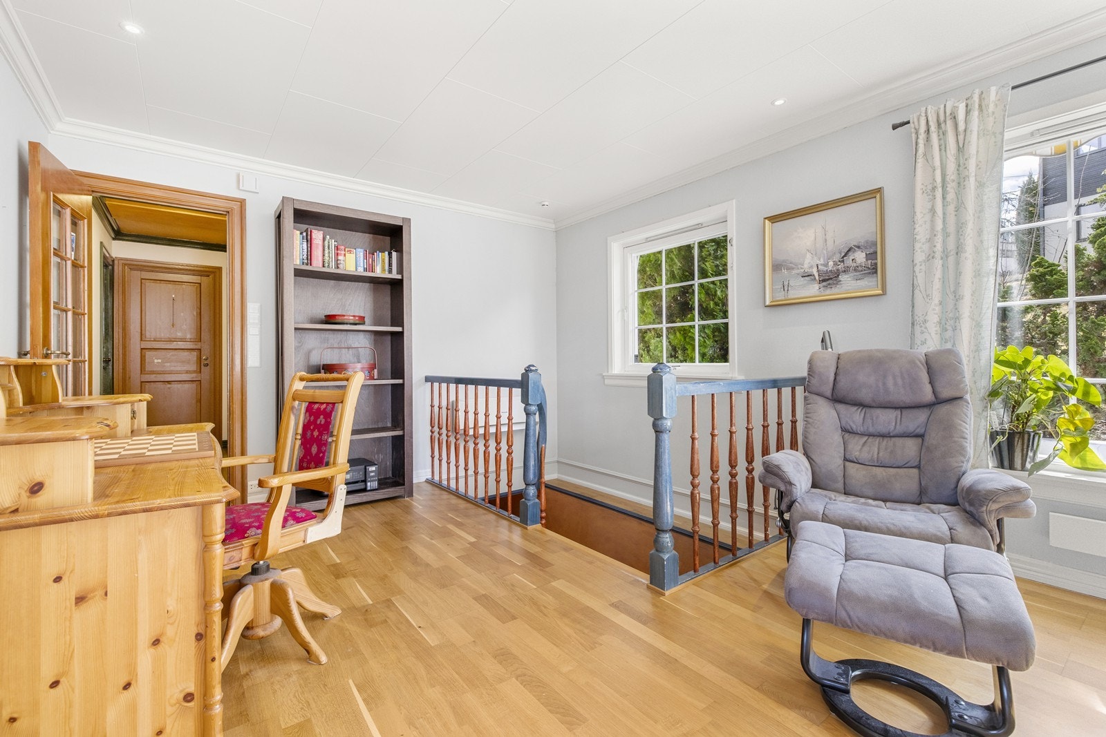 Trivelig lesekrok ved trappen. Galleribilde