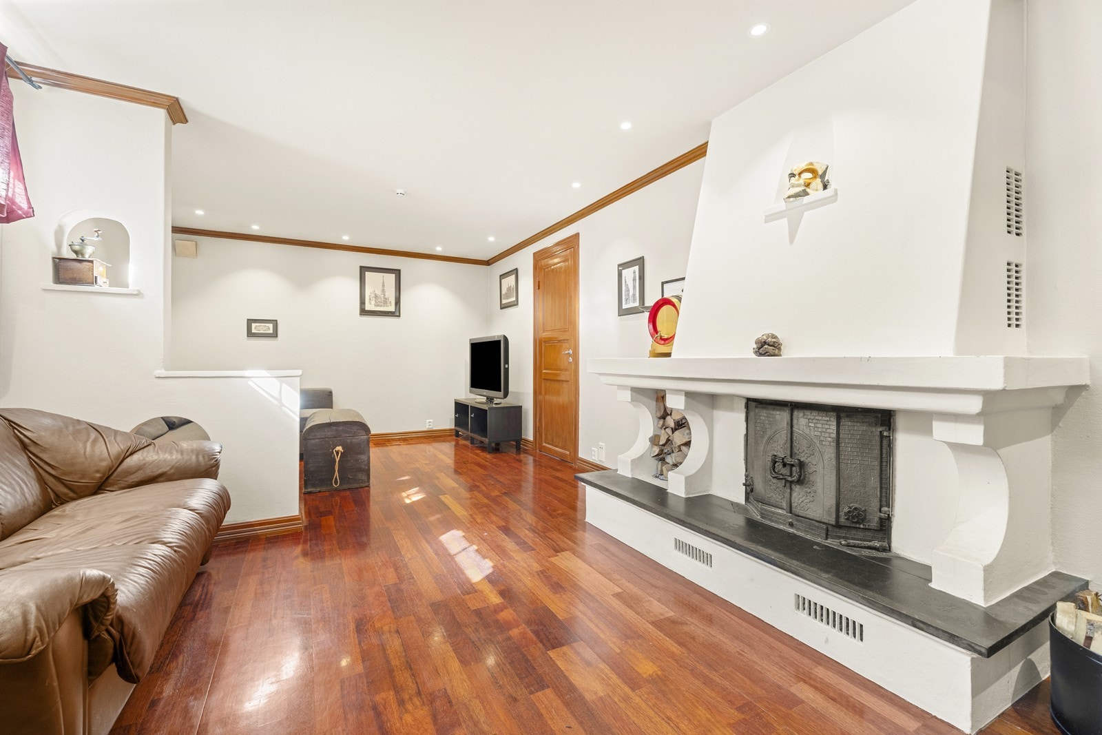 Stuen har også peis, noe som sørger for varme og en koselig atmosfære på kalde kvelder. Galleribilde