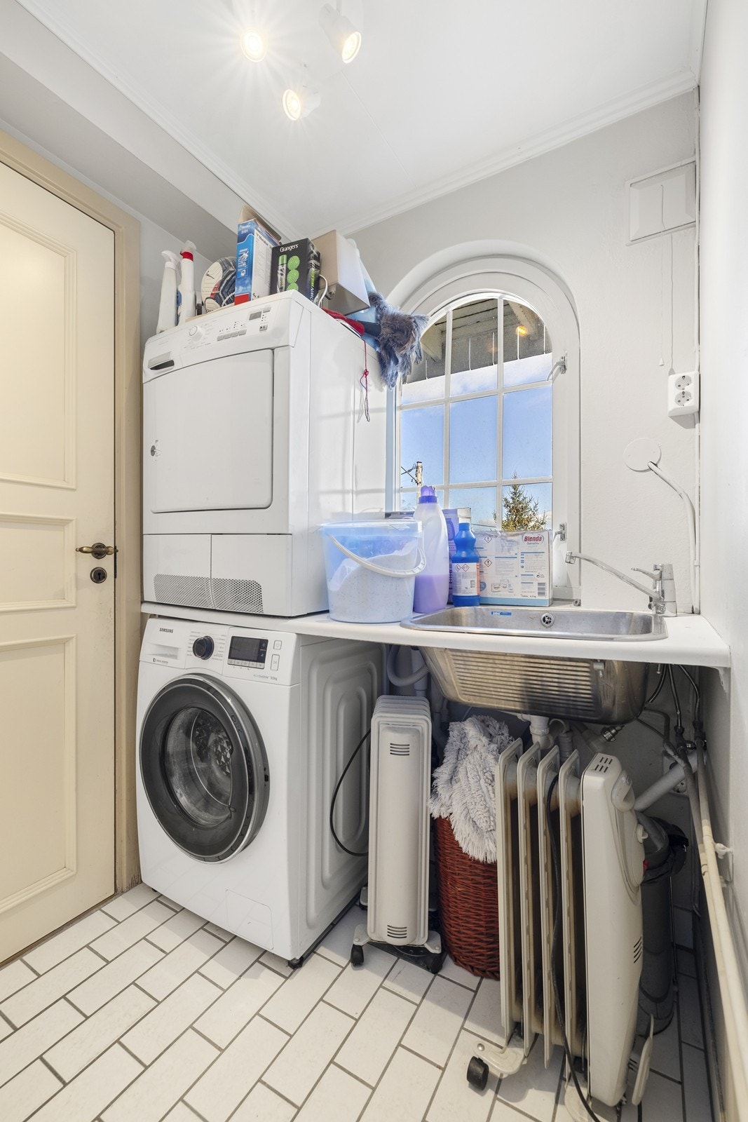 Vaskerom med vaskemaskin og tørketrommel. Galleribilde