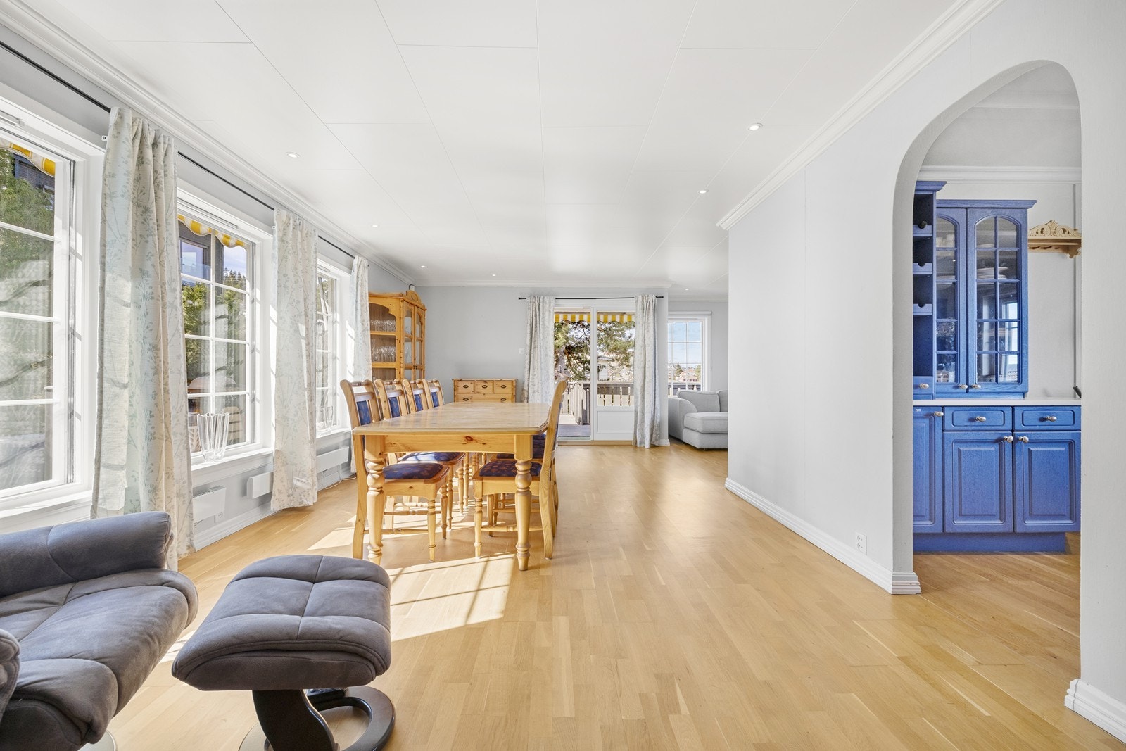 Åpen løsning mellom stue og spisestue gir romfølelse. Galleribilde