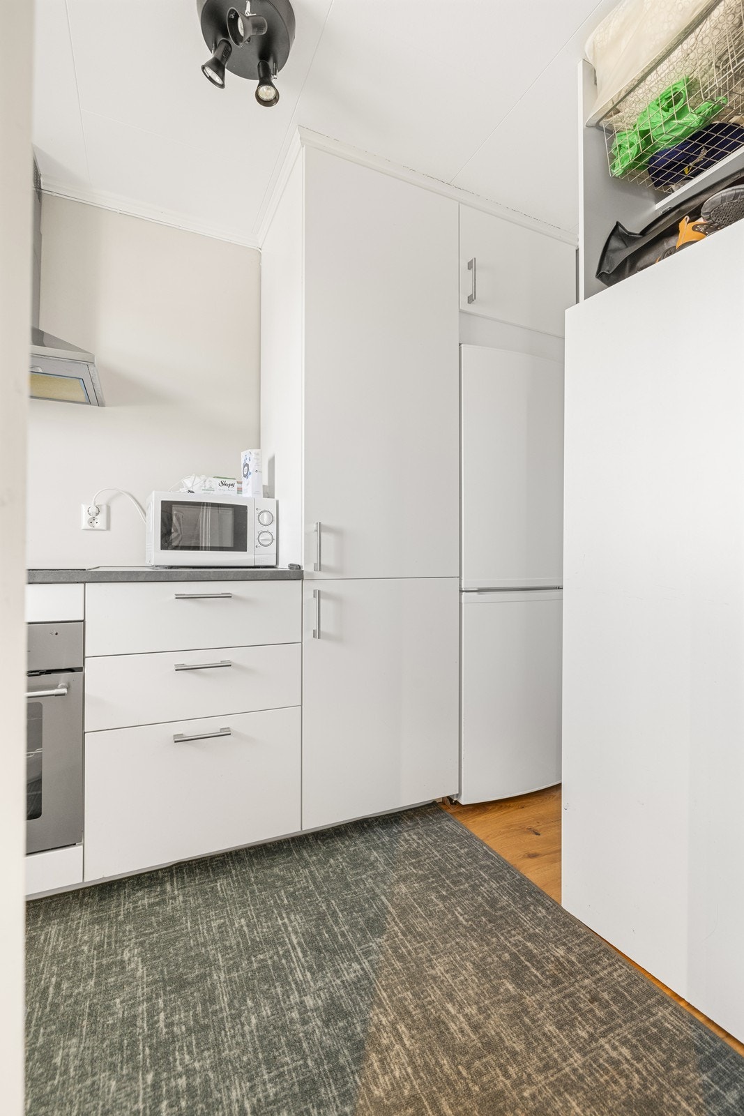 Praktisk kjøkken med hvitevarer og god skapplass. Galleribilde