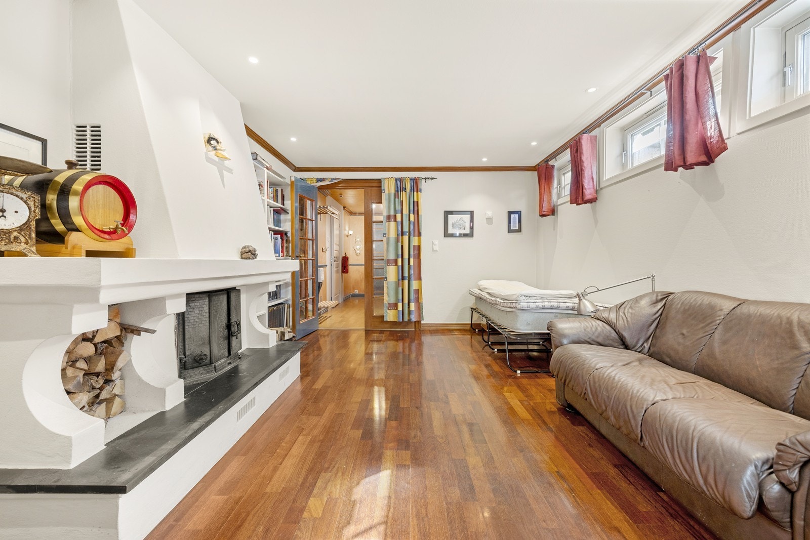 Fra gangen har man adkomst til en koselig kjellerstue med parkett gulv (ikke godkjent til varig opphold). Galleribilde