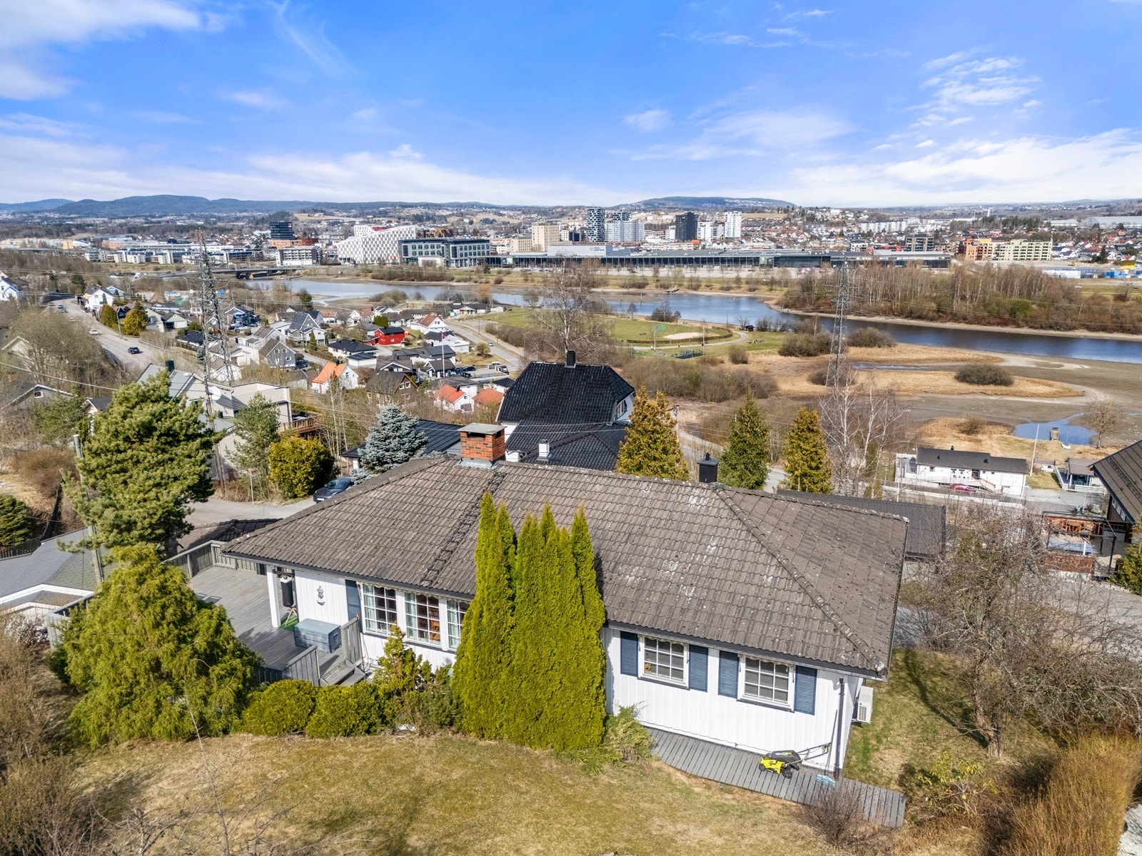 Hus med flott beliggenhet nær elven og bysentrum. Galleribilde
