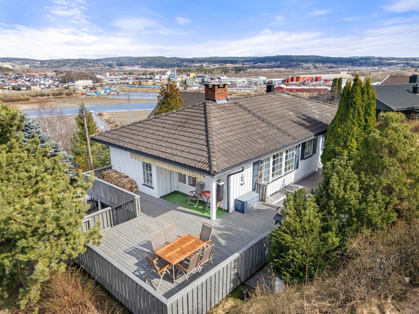 Stor, usjenert uteplass med plass for loungegruppe, spisegruppe, grill/bålpanne og liknende. Galleribilde