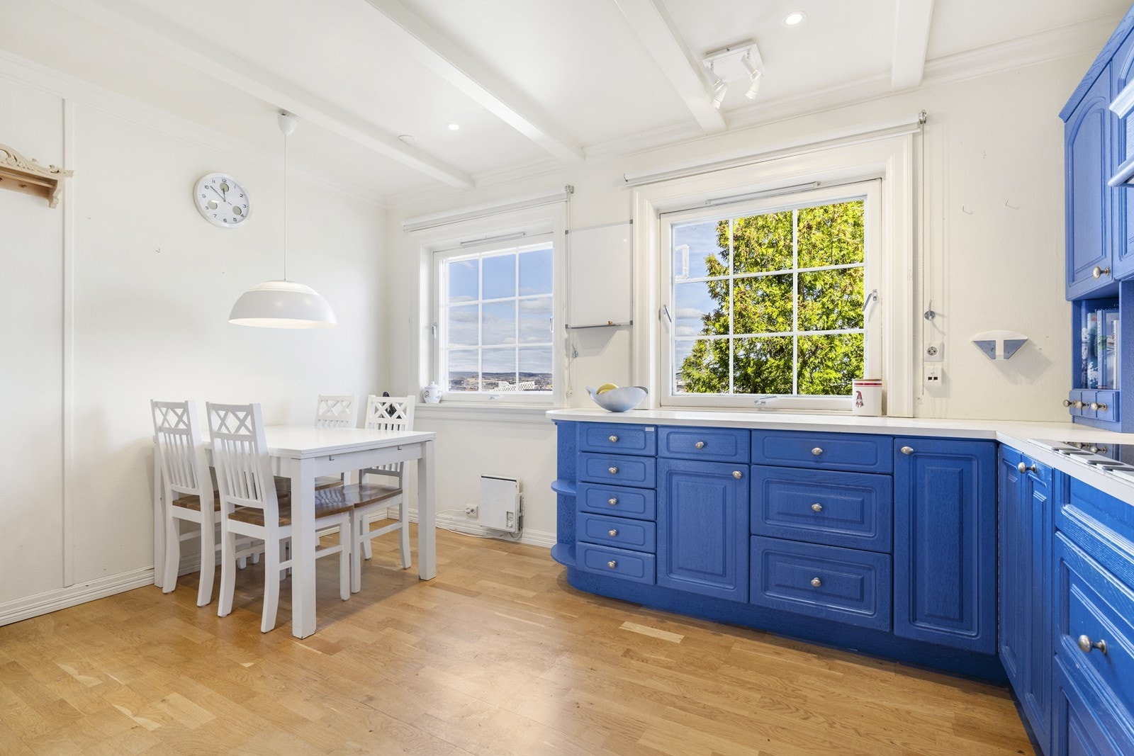 Her er det plass til et spisebord ved kjøkkenvinduet. Galleribilde