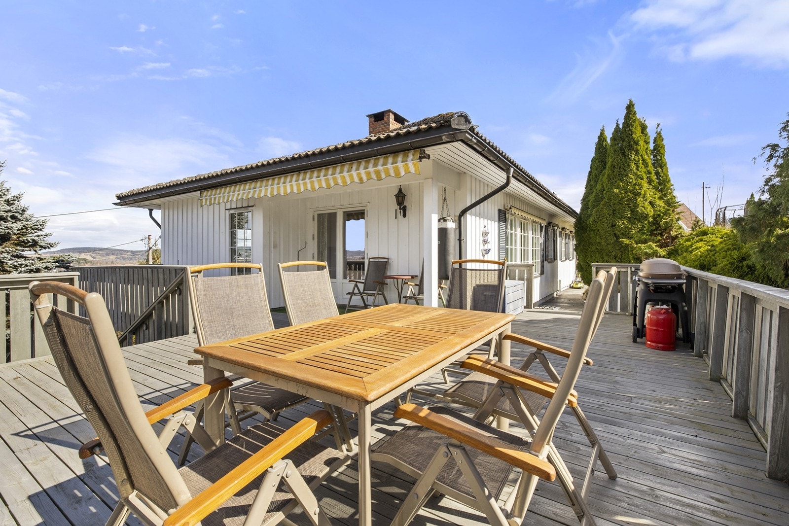 Stor og trivelig uteplass bestående av en terrasse på 51 m². Galleribilde