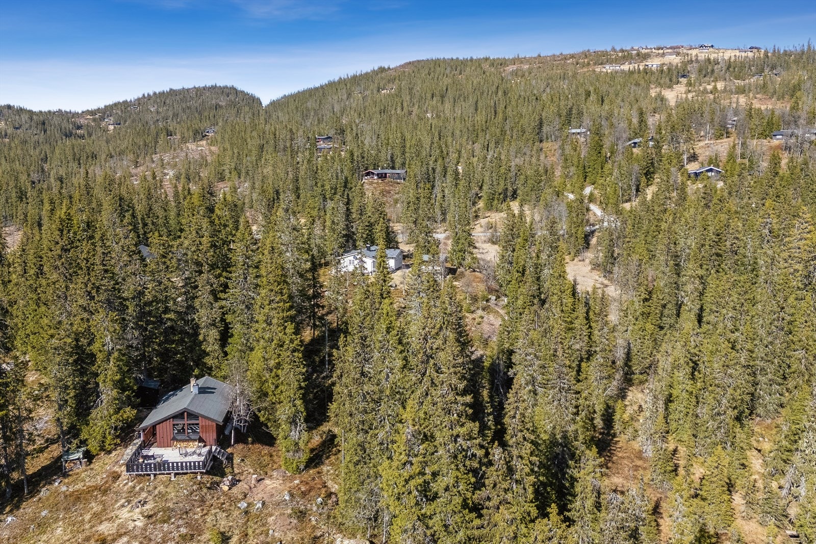 Hytta er omgitt av vakker natur, og området er et eldorado for skientusiaster på vinterstid. Galleribilde