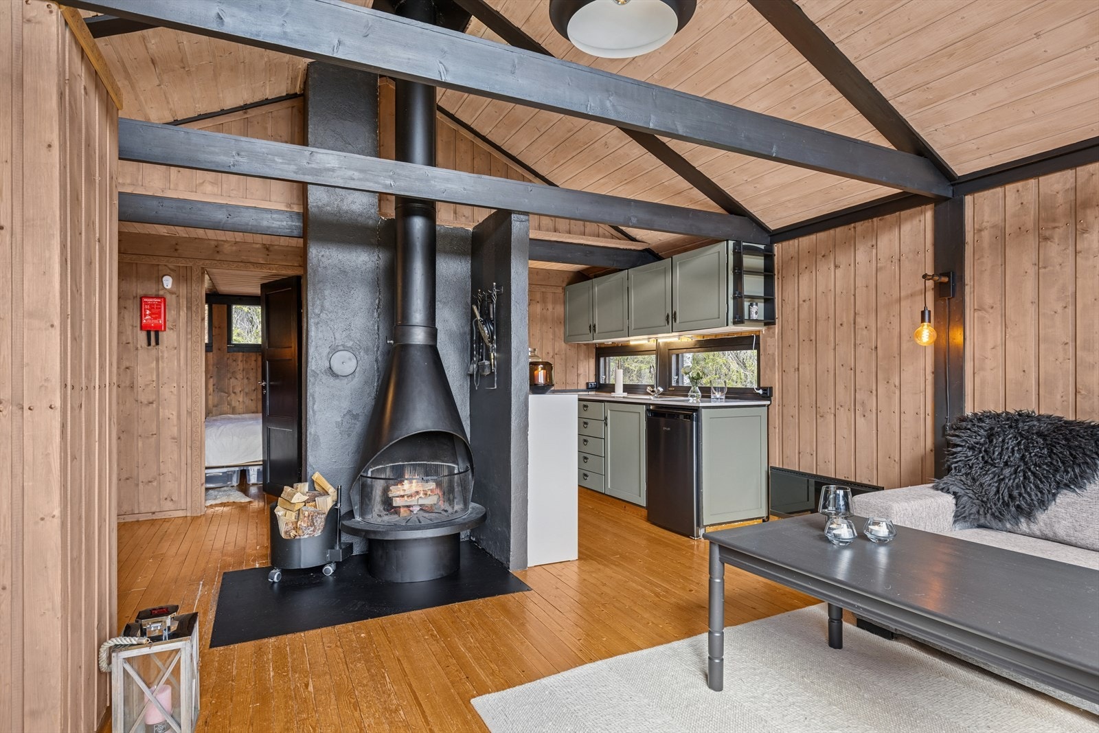 Hytta har en åpen og sosial stue-/kjøkkenløsning med gode møbleringsmuligheter. Galleribilde