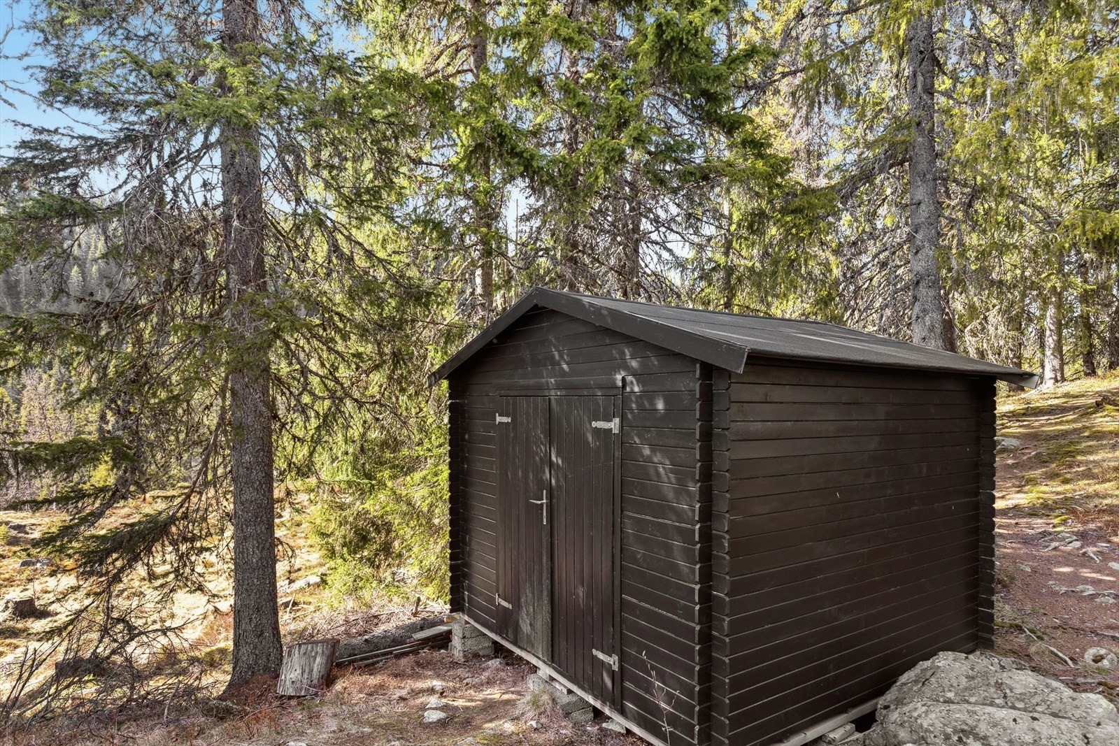 På tomten finner du en praktisk, frittstående bod som gir ekstra lagringsplass. Galleribilde