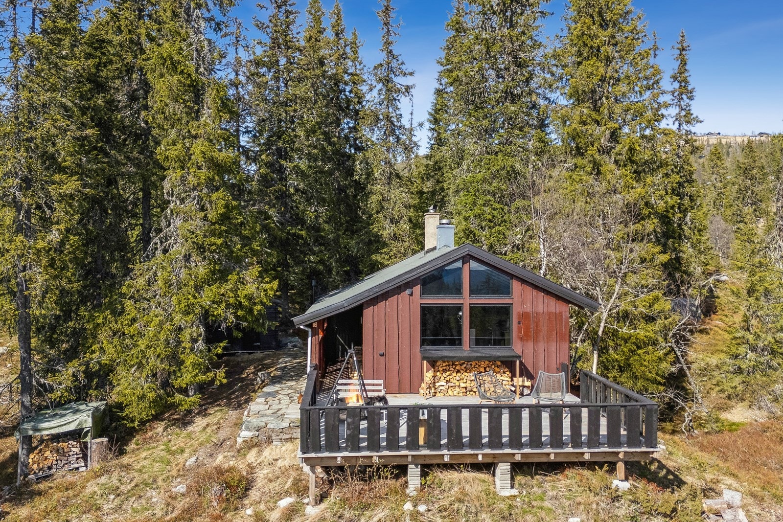 Hytta har en praktisk planløsning med alt på én flate. Galleribilde