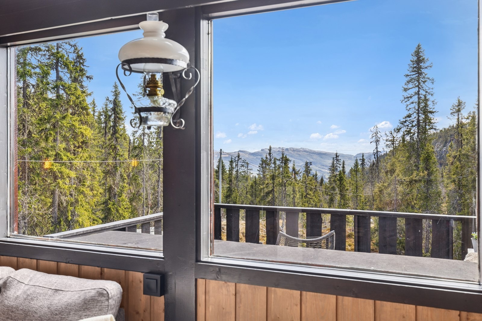 Store vindusflater slipper inn rikelig med naturlig lys, gir en luftig romfølelse og tilbyr en fantastisk utsikt over naturen. Galleribilde