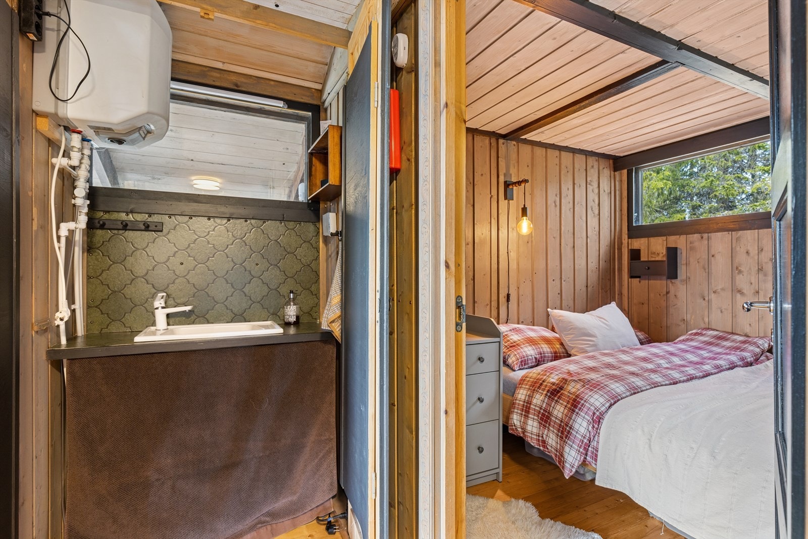 Bak en praktisk skapdør skjuler det seg en benkeløsning med vaskekum. Galleribilde