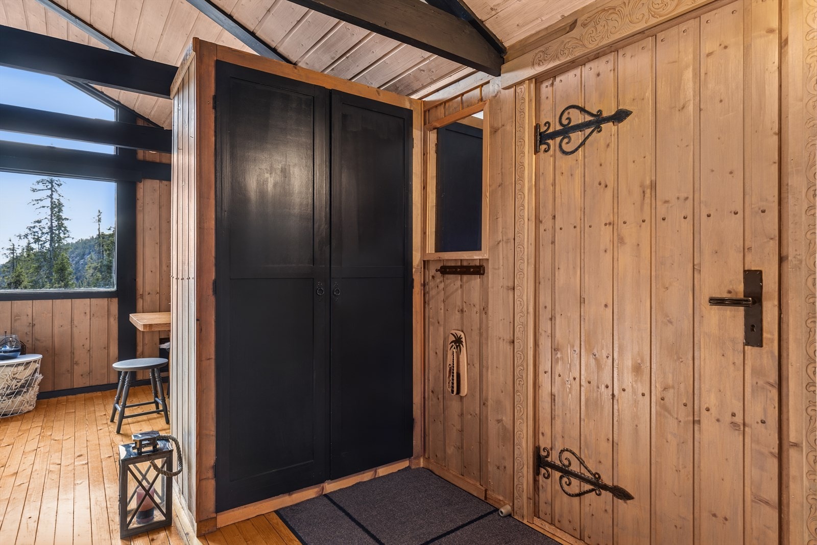 Entré med plass til å henge fra seg yttertøy og sette fra seg sko i fine skapløsninger. Galleribilde