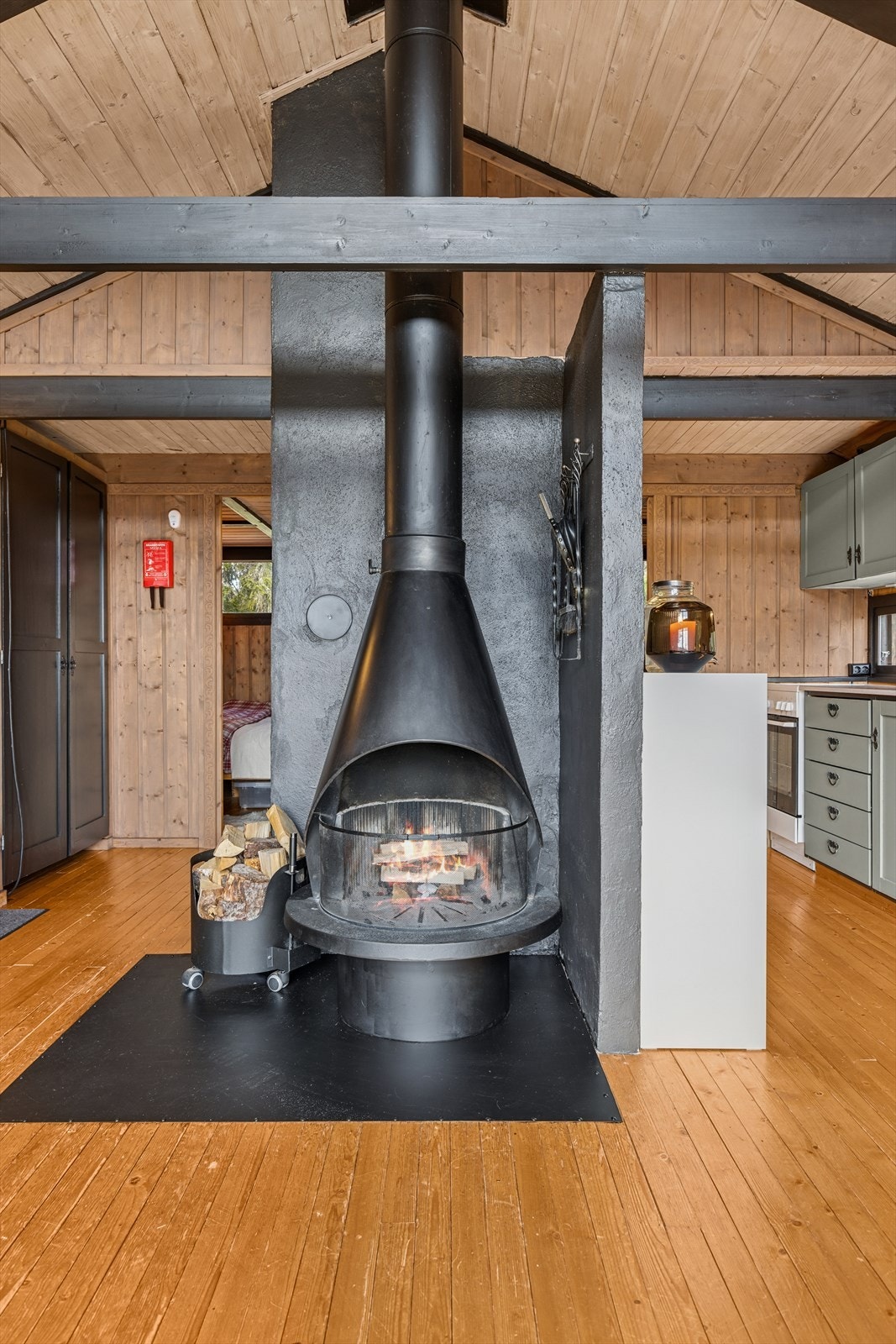 Den åpne peisen i hytta gir ekstra varme og hygge på kalde dager. Galleribilde