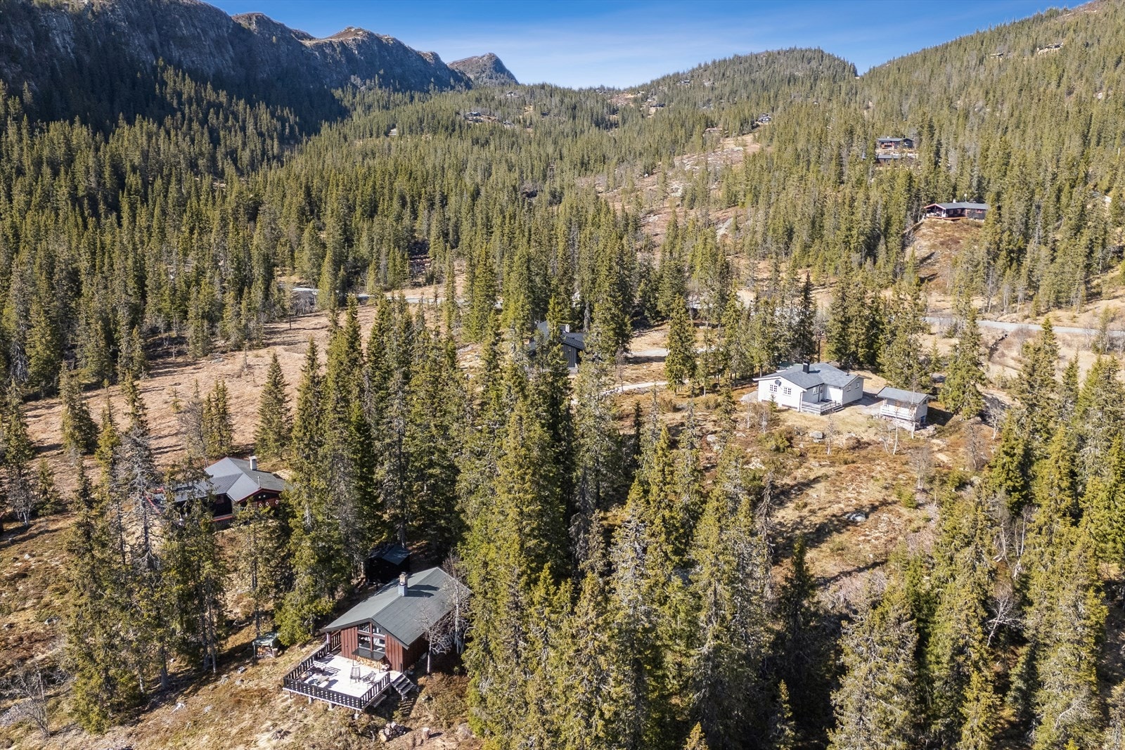 Haglebu skisenter ligger mindre enn 20 minutter unna med bil. Det er et familievennlig skisenter med tre heiser og syv bakker. Galleribilde