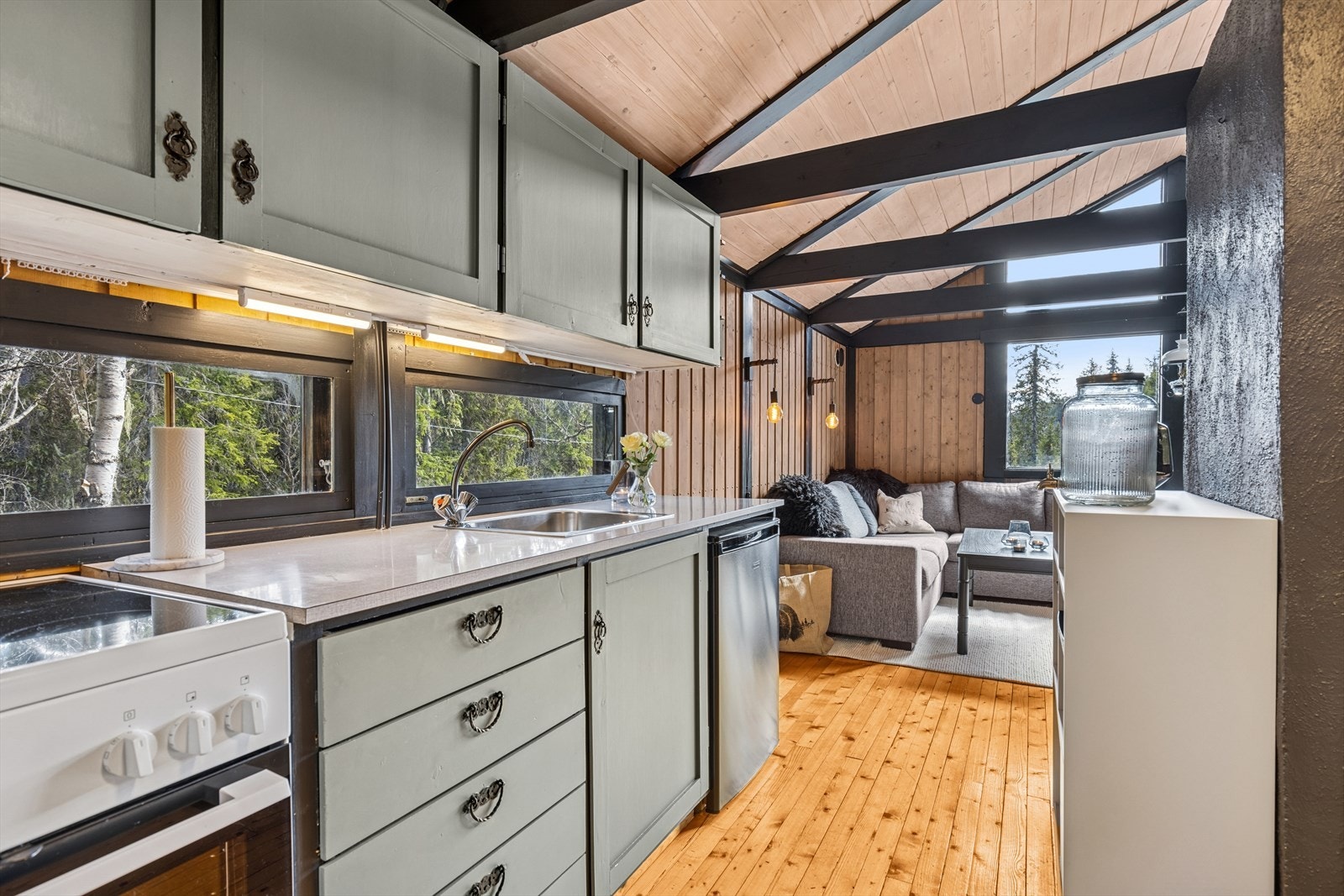 Kjøkkenet har en enkel, malt innredning. Galleribilde