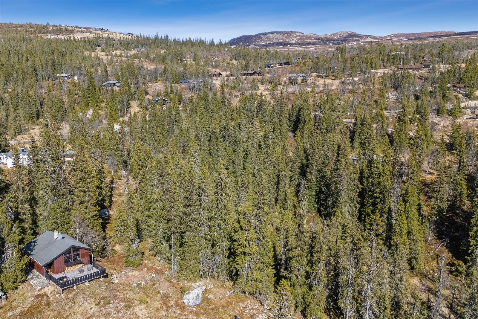 Eggedal sentrum ligger kun en kort kjøretur fra eiendommen, hvor du finner dagligvarebutikker, diverse servicetilbud, spisesteder og mer. Galleribilde