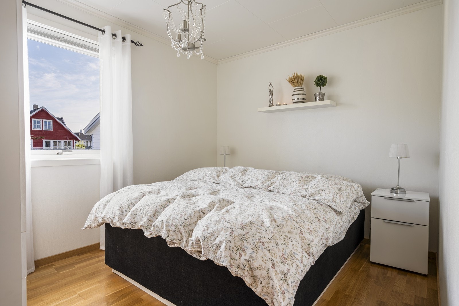 Hovedsoverom med god plass til stor dobbeltseng og garderobe. Galleribilde