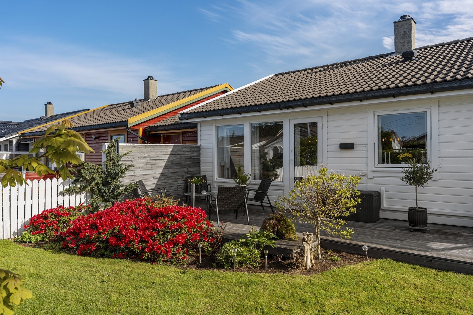 Her har du både terrasse, hage og pent bedd for dem som er glad i hagearbeid uten at det blir for mye vedlikehold. Galleribilde